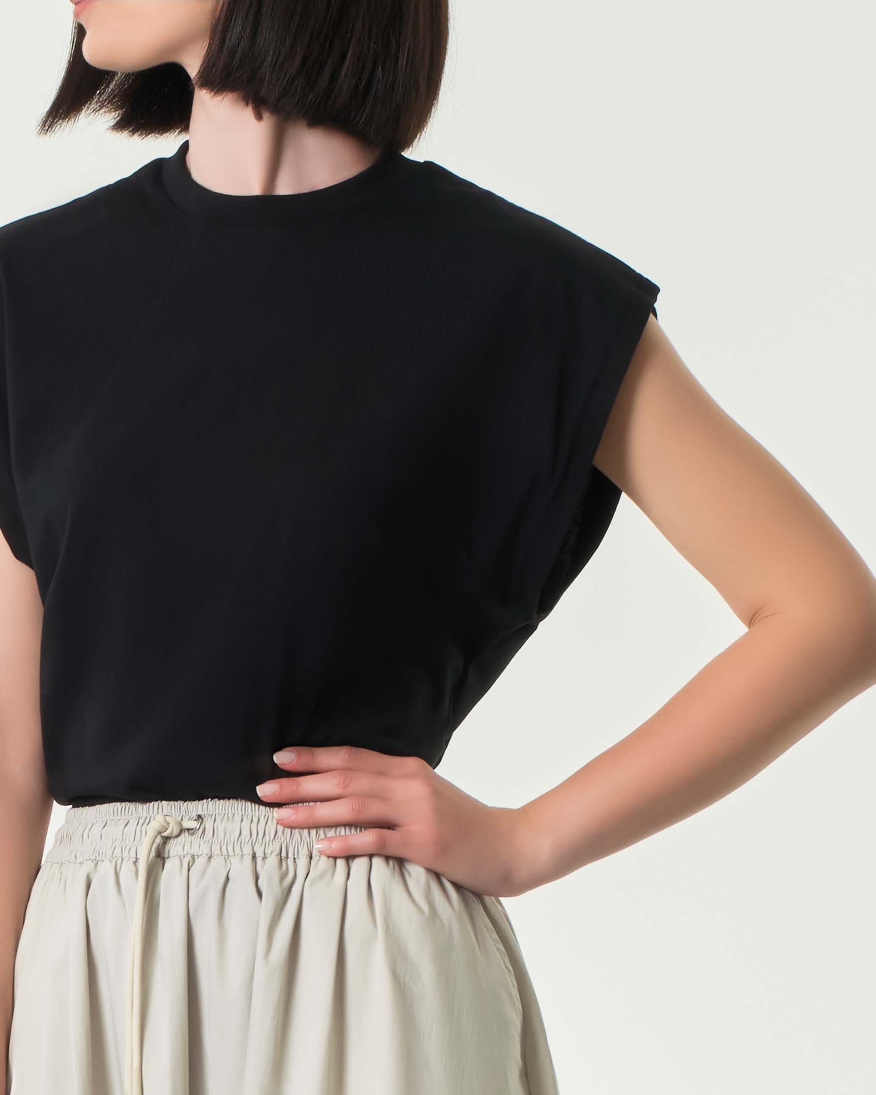 T-shirt boxy nera Hlo! in cotone con maniche ad aletta