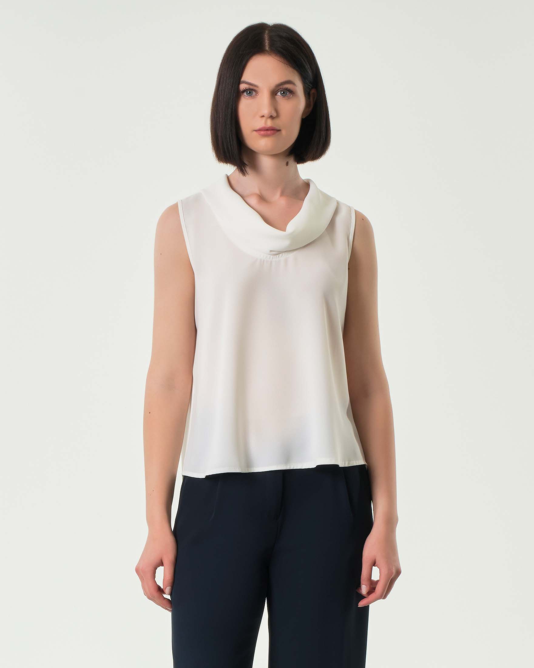 Top bianco in crêpe senza maniche con collo morbido con spacco sul retro image