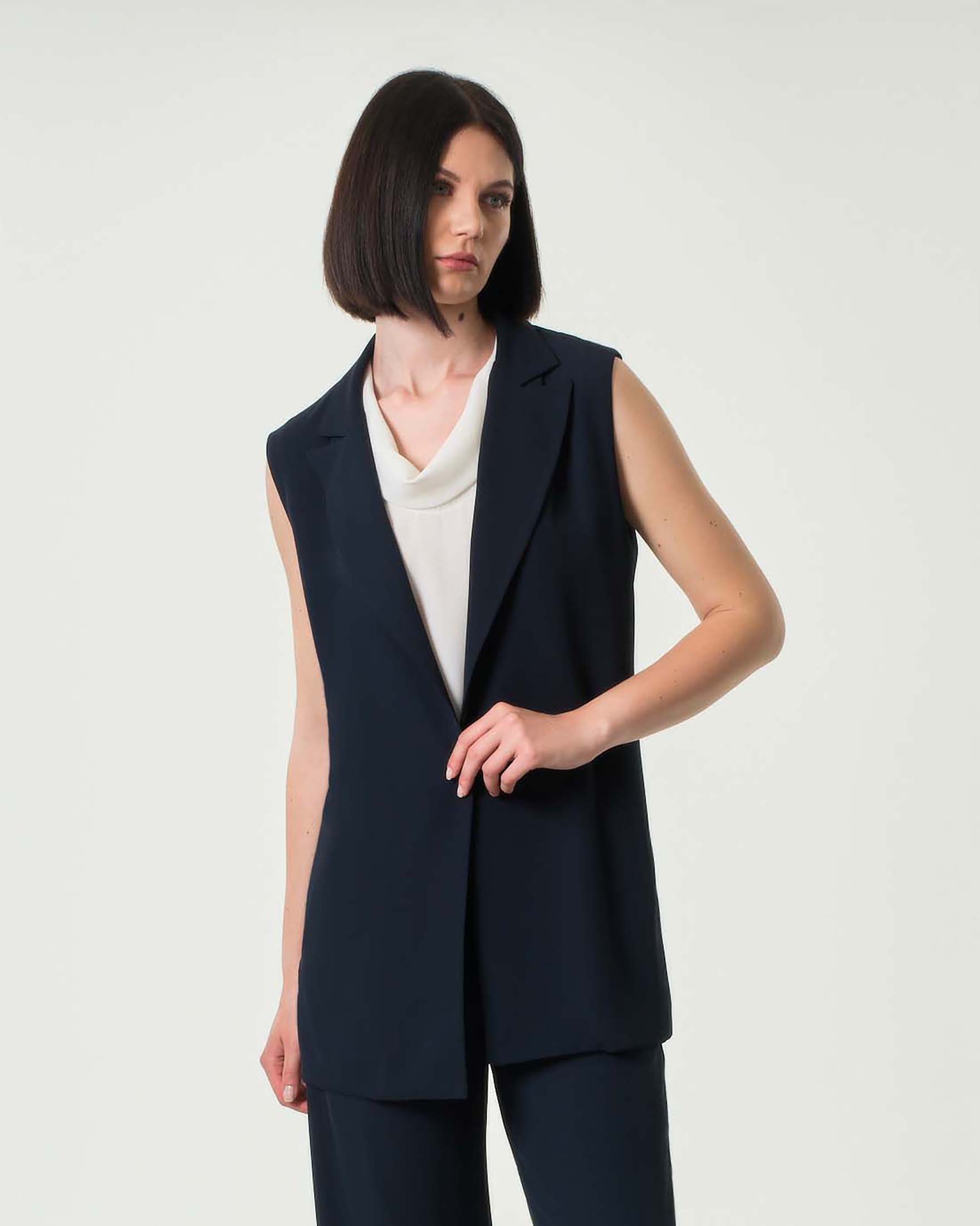 Gilet blu in crêpe con scollo a rever senza bottoni di chiusura