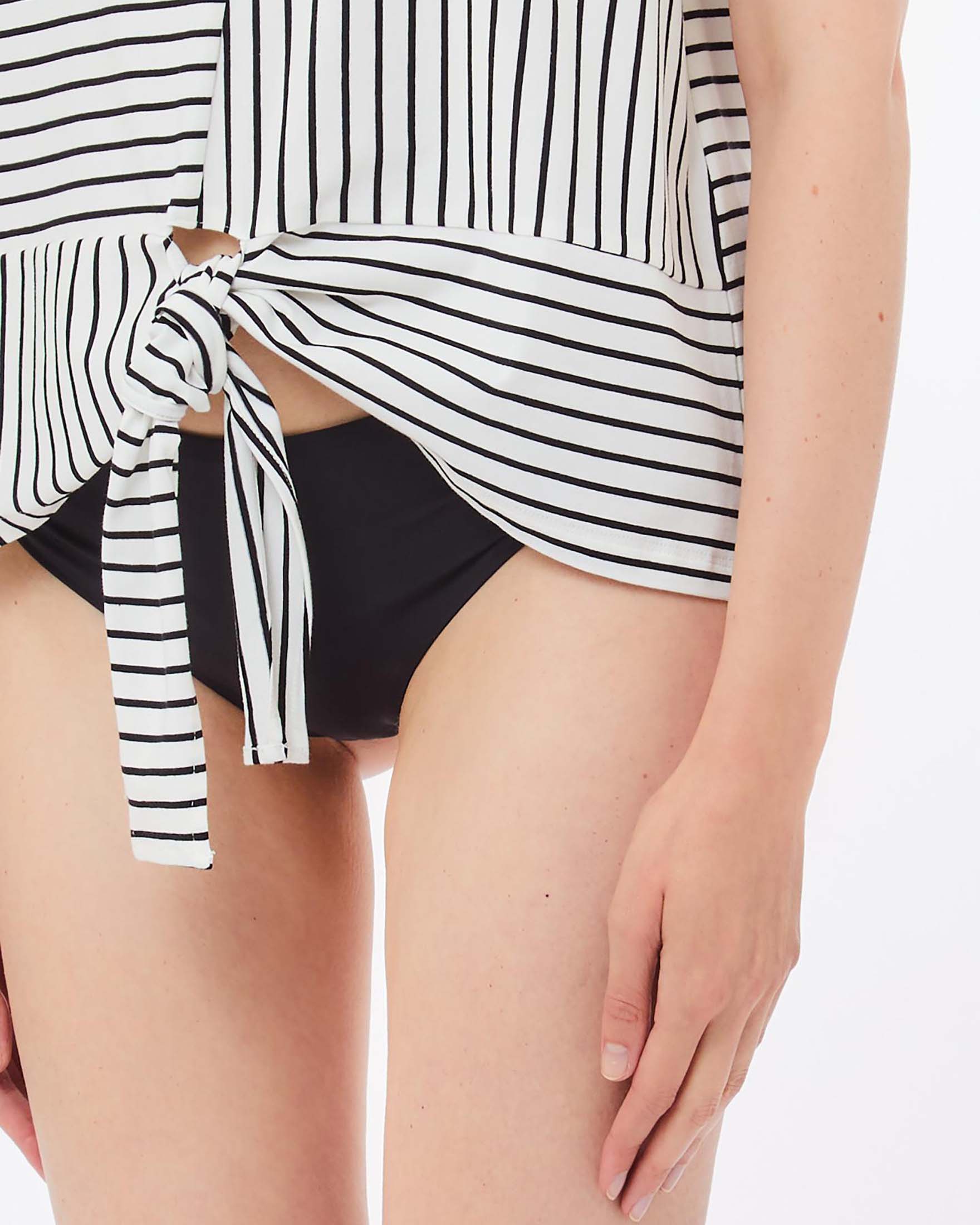 Top a canotta Liu Jo Mare in jersey a righe bianche e nere con inserti cut and sew e nodo al fondo image