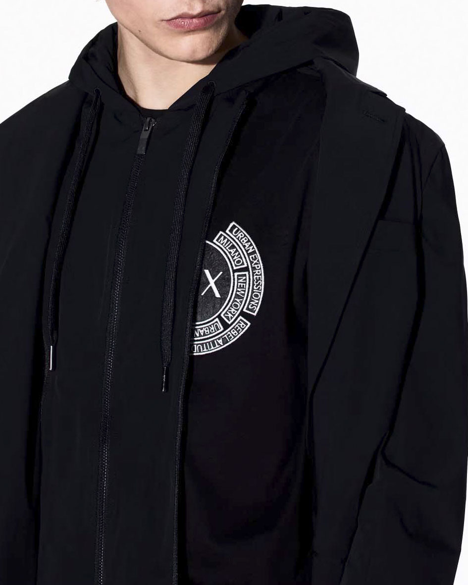 Giacca Armani Exchange nera in tessuto tecnico stretch con davantino e cappuccio staccabili