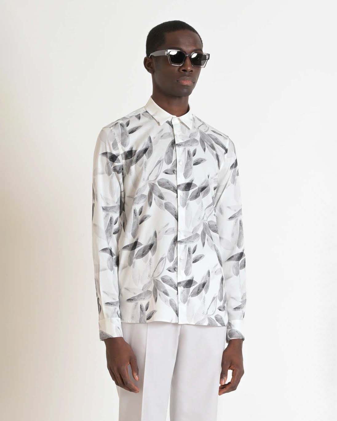 Camicia bianca in misto cotone e viscosa con fantasia foglie grigie