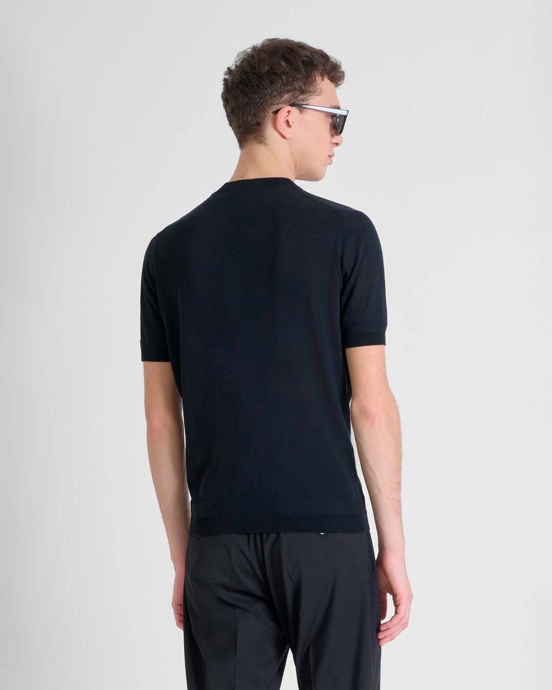 Maglia mezza manica Antony Morato nera in misto cotone e viscosa image