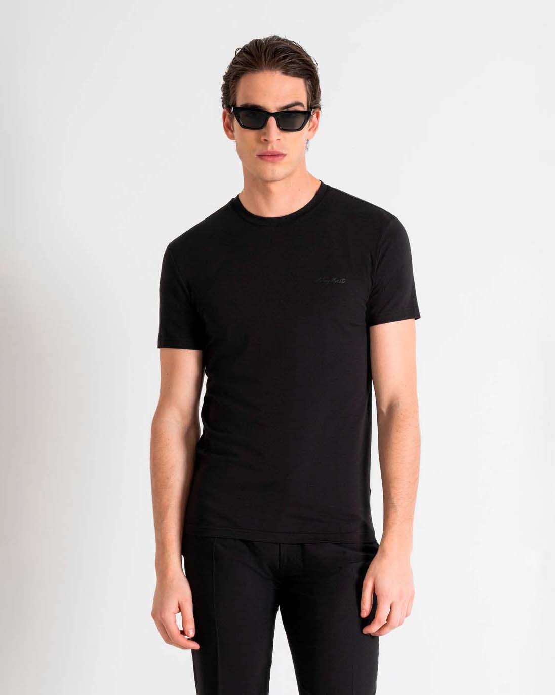 T-shirt mezza manica nera in cotone e modal stretch con logo firma in tono