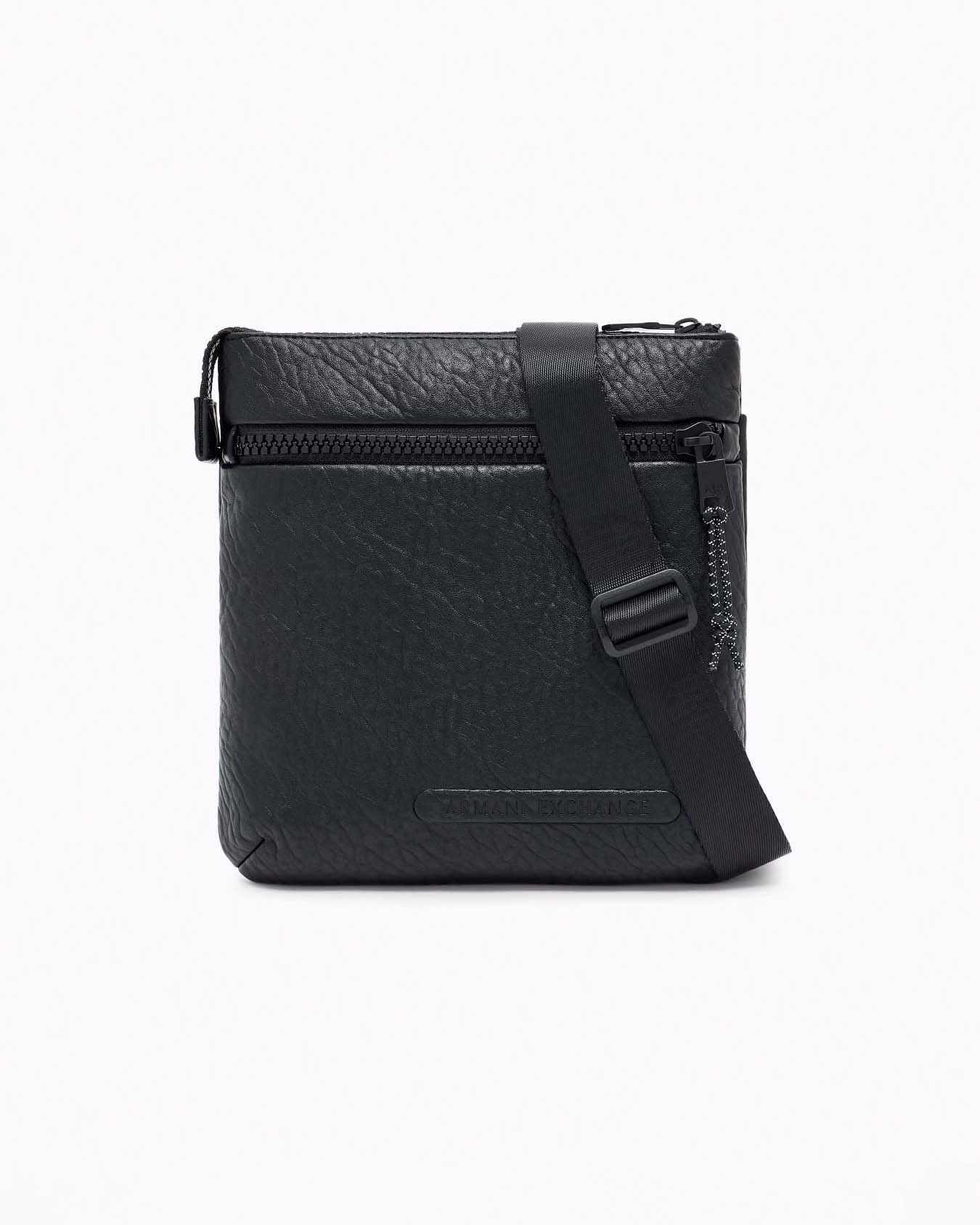 Borsa a tracolla piatta nera Armani Exchange in similpelle martellata