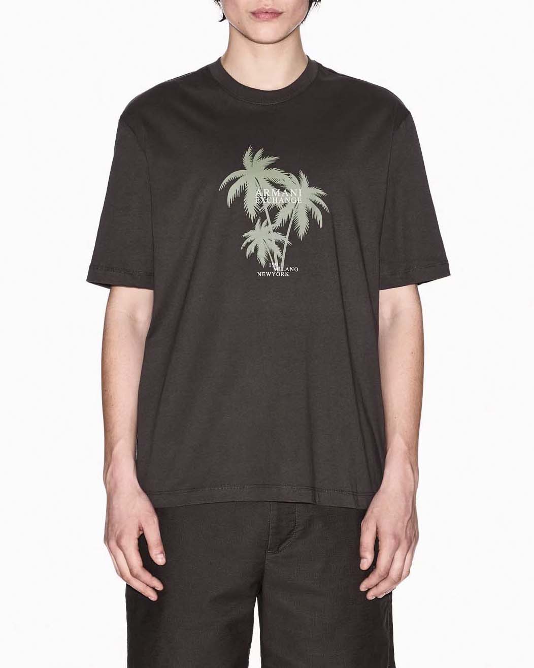 T-shirt mezza manica Armani Exchange verde militare con stampa palme e logo davanti