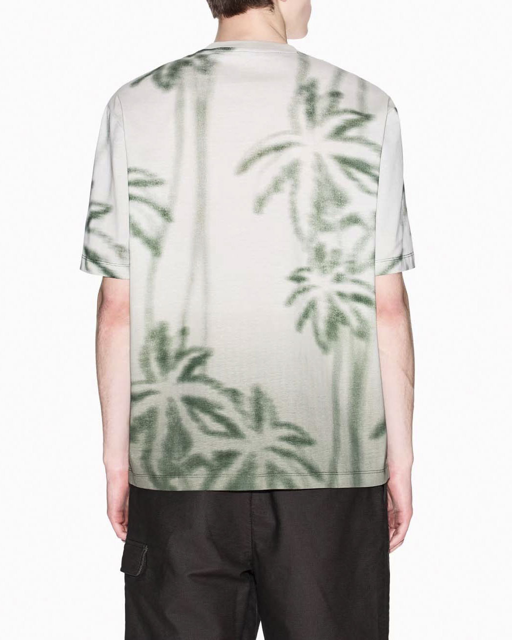 T-shirt mezza manica Armani Exchange beige con stampa palme verdi soffusa image