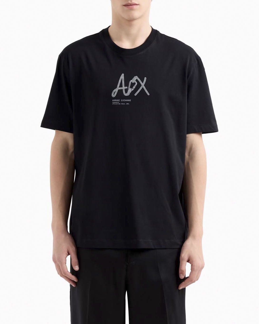 T-shirt mezza manica Armani Exchange nera con stampa grafica logo a corda e moschettone