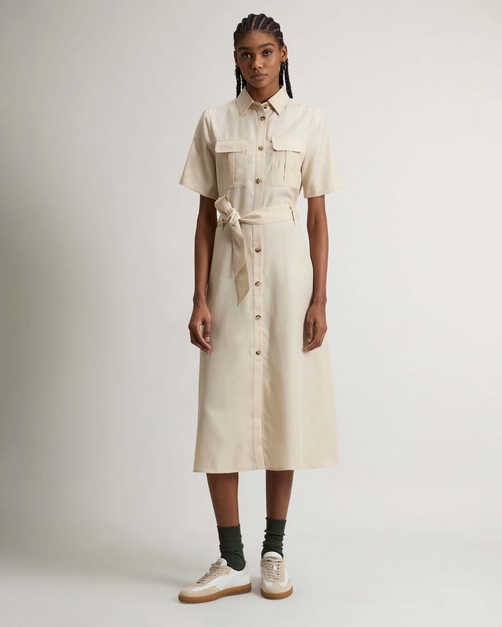 Abito midi beige Woolrich in lyocell con maniche corte e chiusura a bottoni e cintura