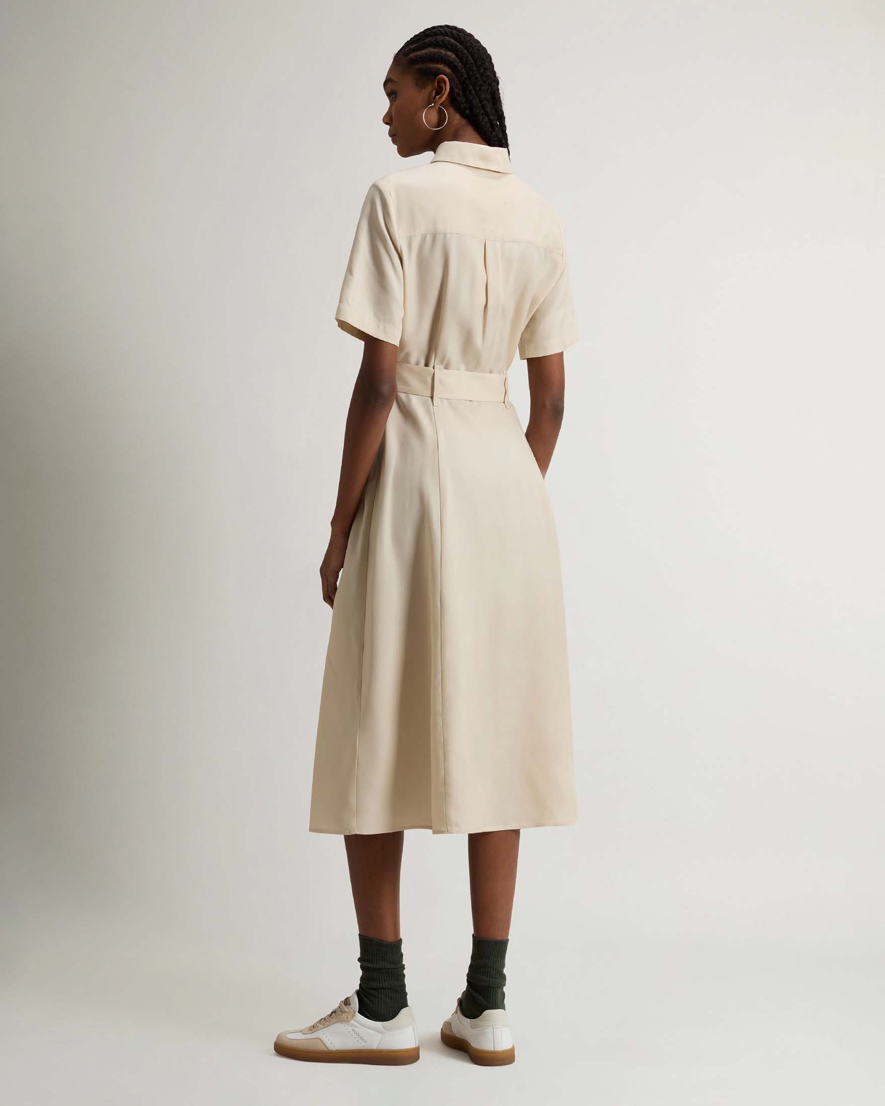 Abito midi beige Woolrich in lyocell con maniche corte e chiusura a bottoni e cintura