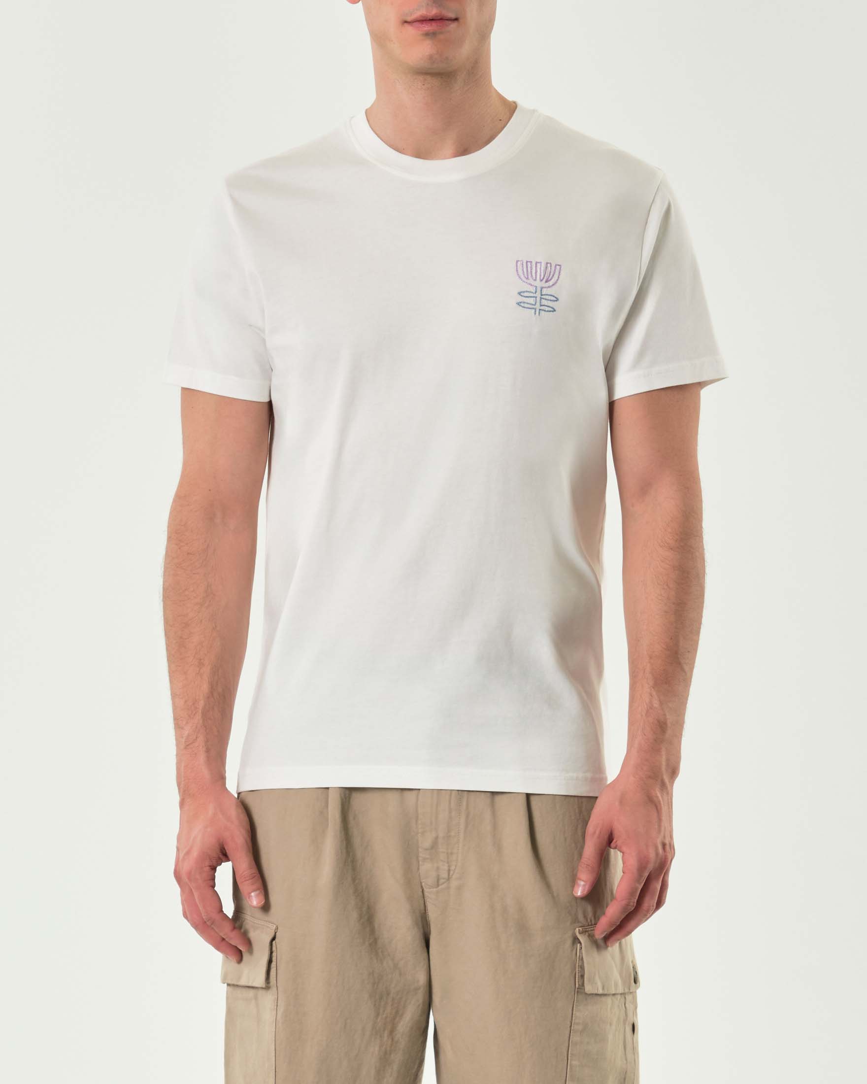 T-shirt bianca con ricamo fiore al petto e maxi grafica stilizzata sul retro