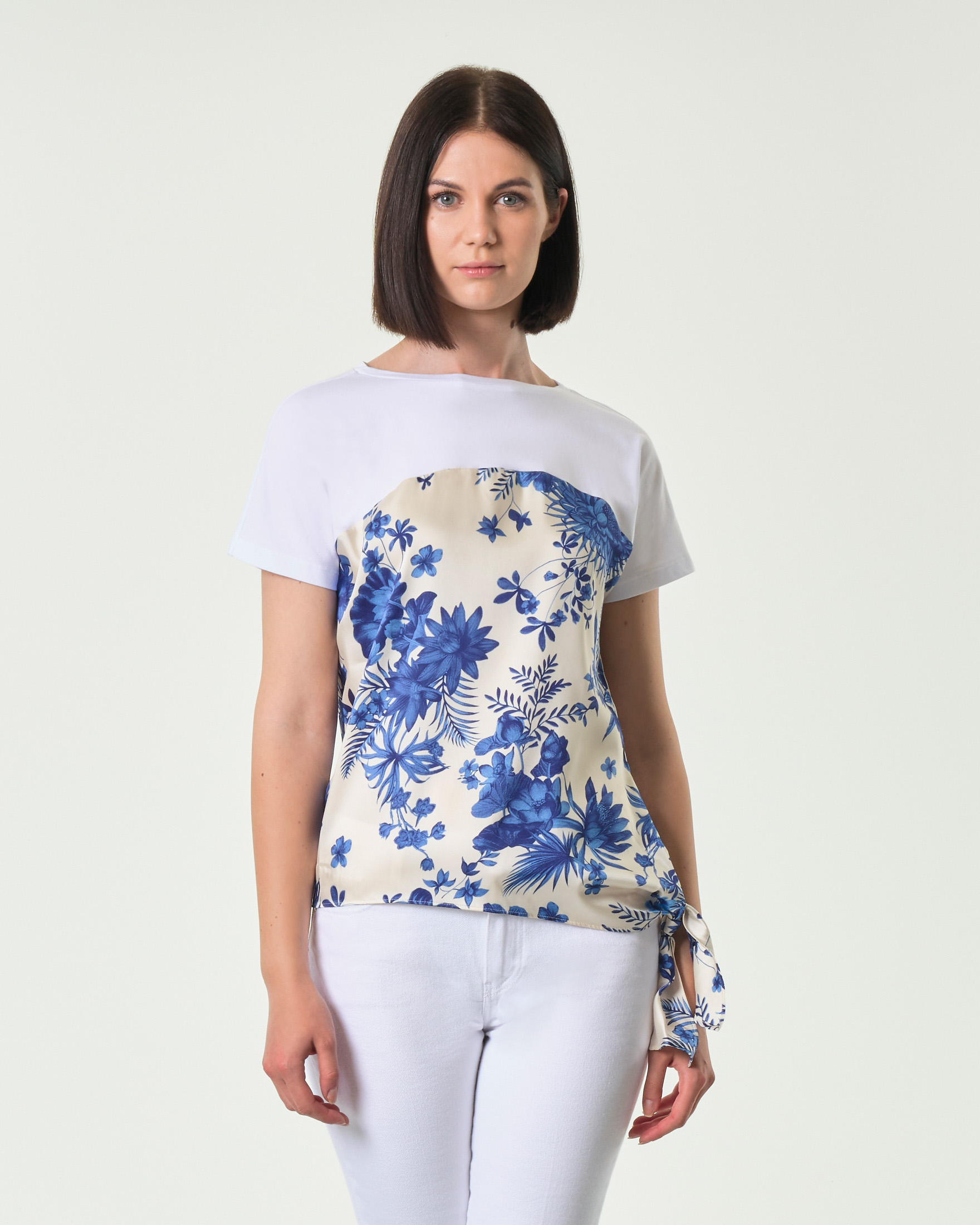 T-shirt bianca in cotone e in twill stampato a fantasia floreale blu con fiocco al fondo