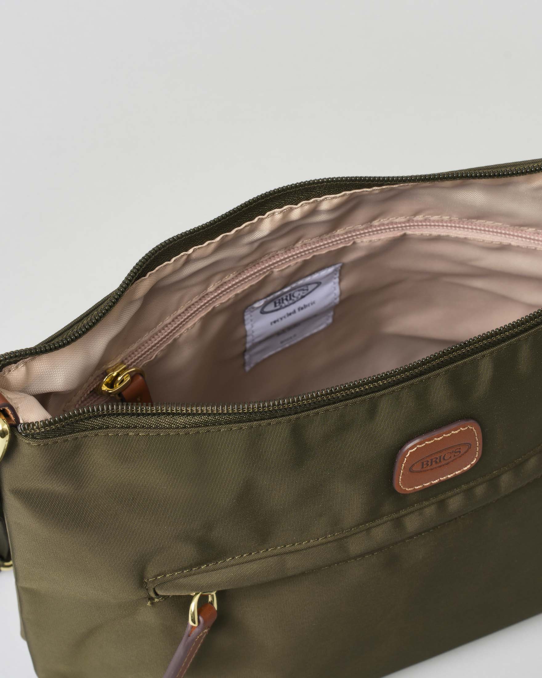 Borsa a tracolla verde oliva Bric's in nylon con tracolla in tessuto regolabile e dettagli in pelle color cuoio