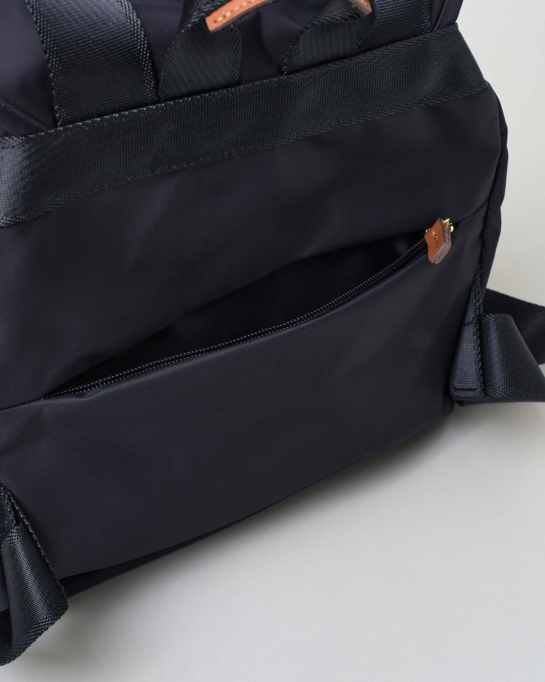Zaino blu Bric's in nylon con doppio tascone frontale e spallacci regolabili