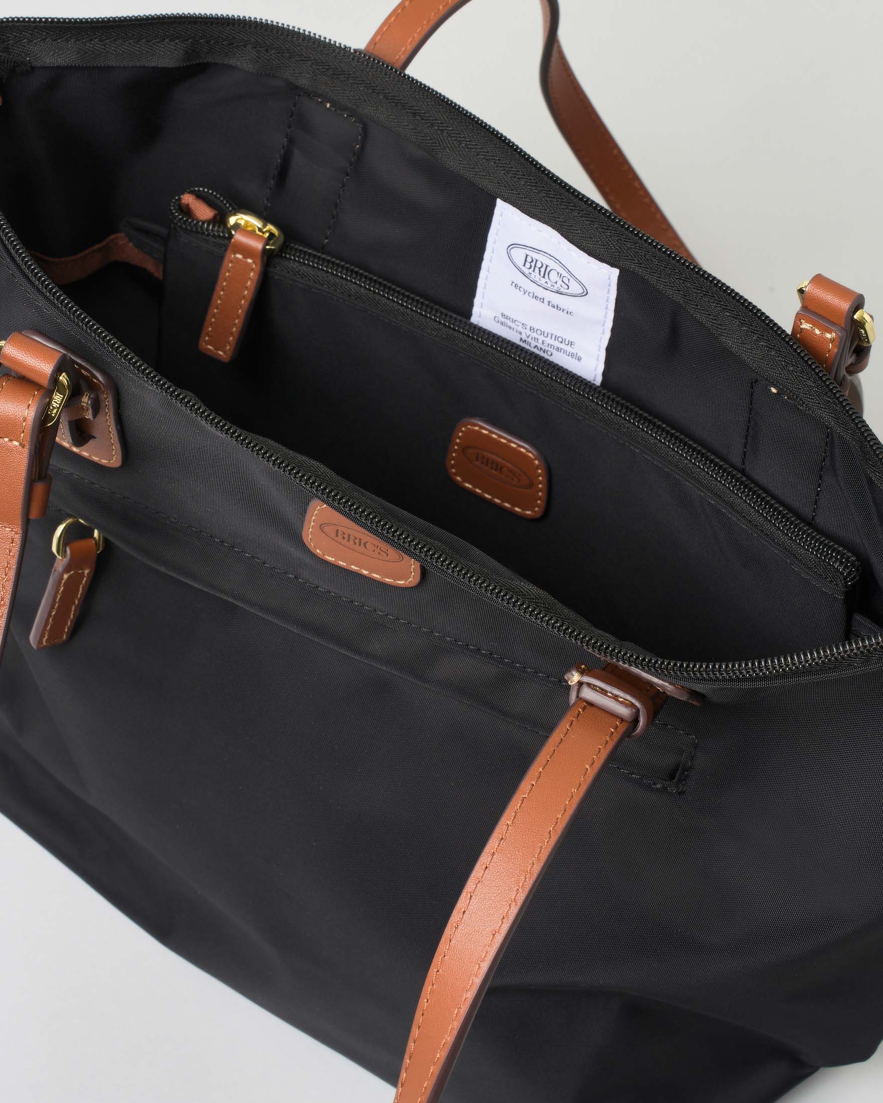 Shopping bag nera Bric's misura media in nylon con manici in pelle color cuoio