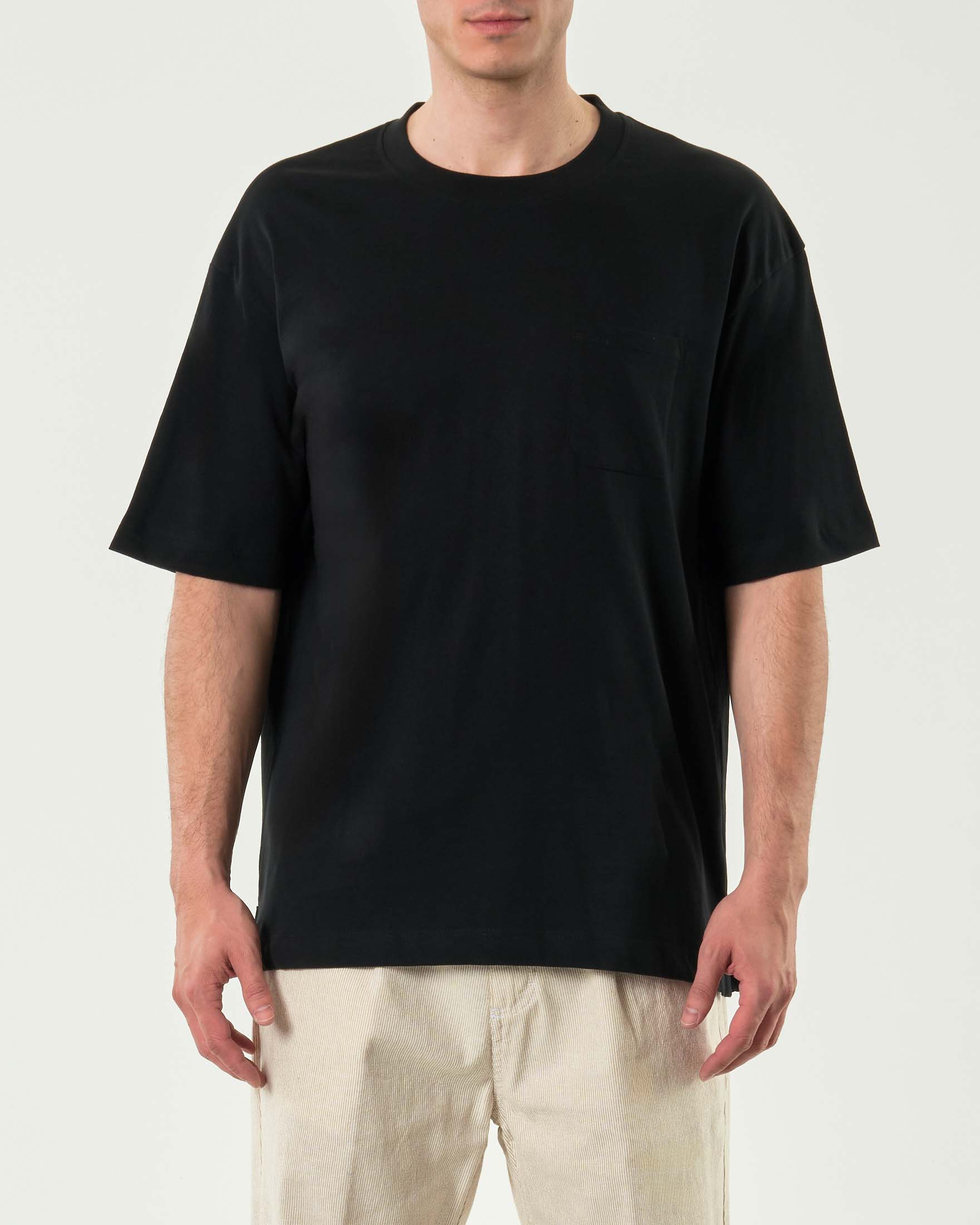 T-shirt oversize nera in puro cotone con taschino