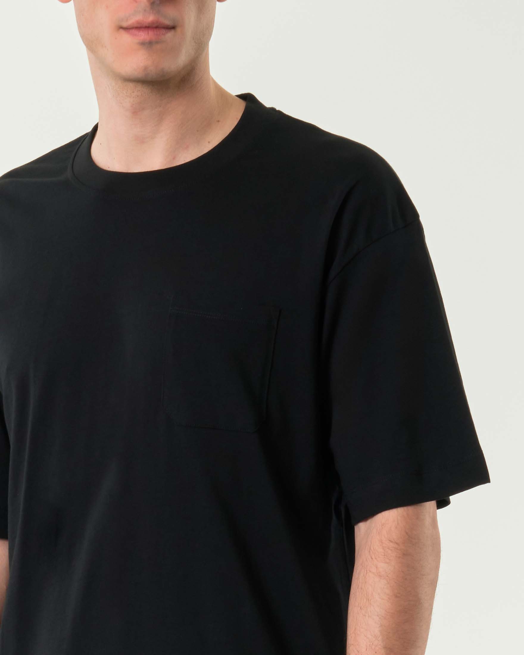 T-shirt oversize Paul Baker nera in puro cotone con taschino image