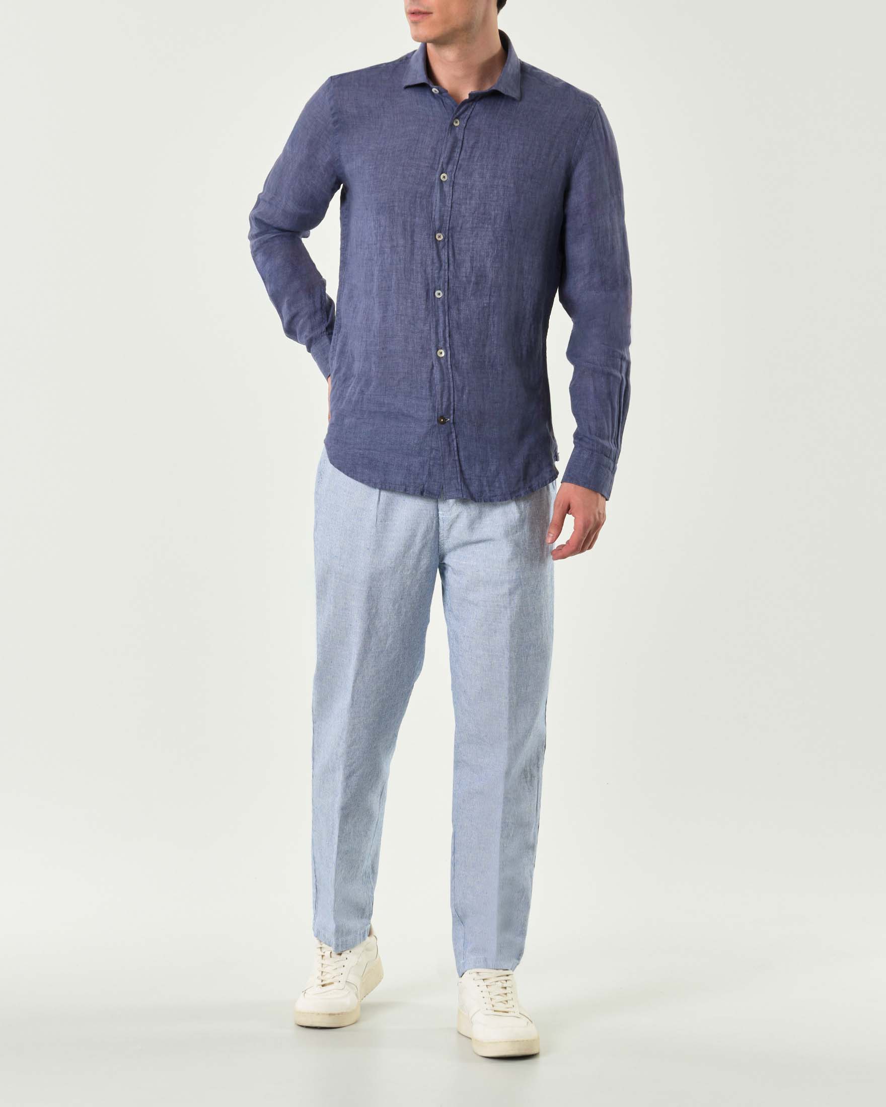 Pantalaccio carrot-fit in misto cotone e lino micro riga azzurra e bianca