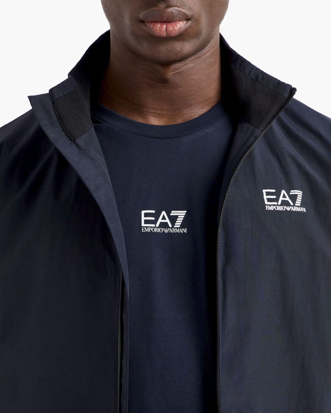 Bomber EA7 blu in nylon con cerniera in contrasto e logo stampato sul petto