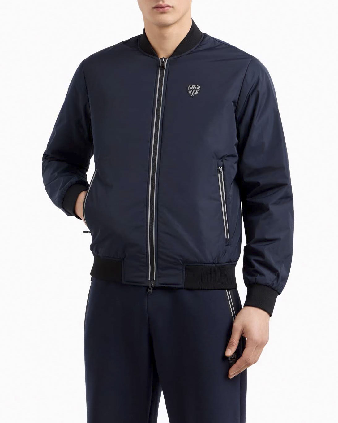Giubbino blu in nylon con colletto bowling e logo scudetto sul petto