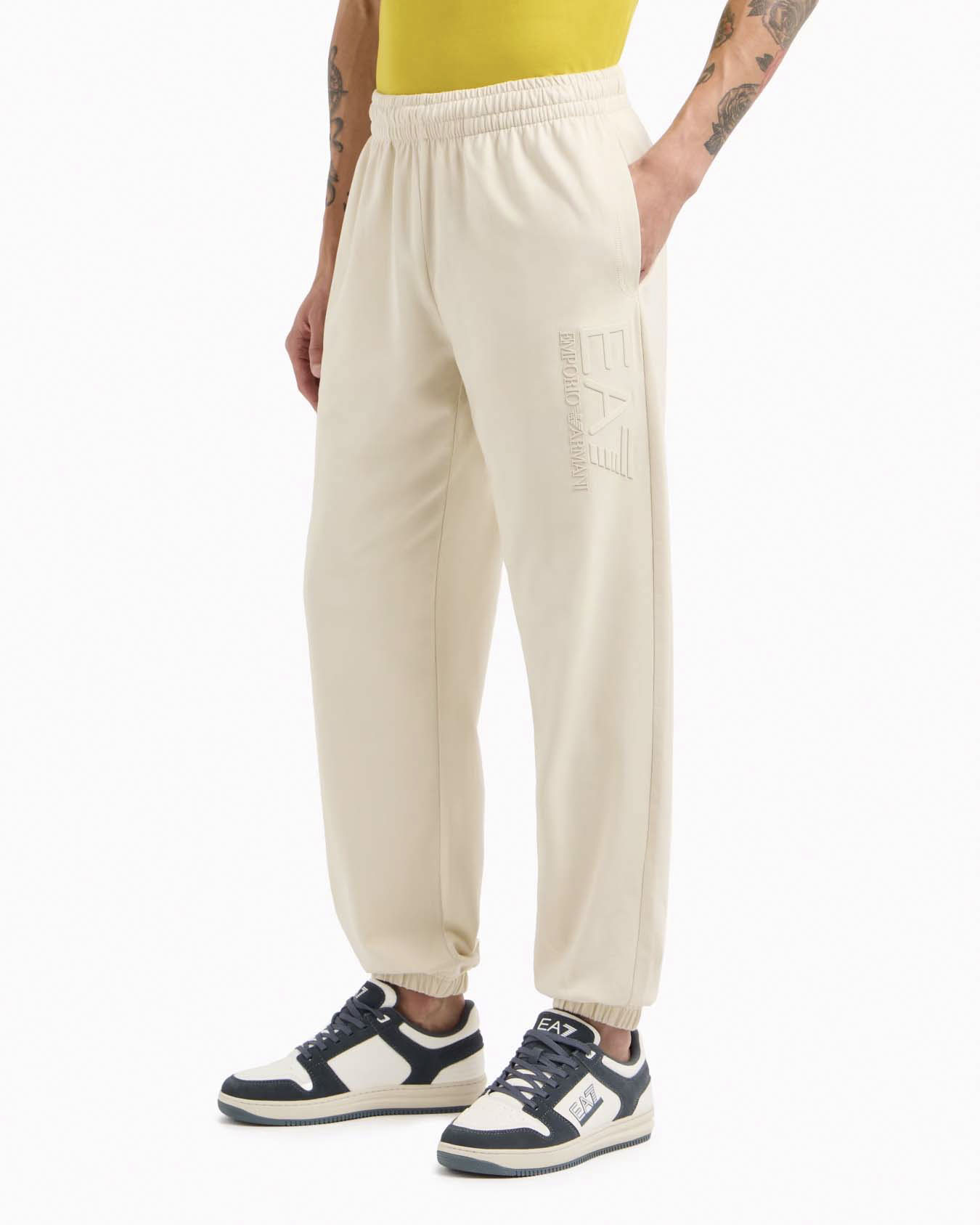 Pantalone beige in felpa con maxi logo gommato in tono sulla gamba sinistra