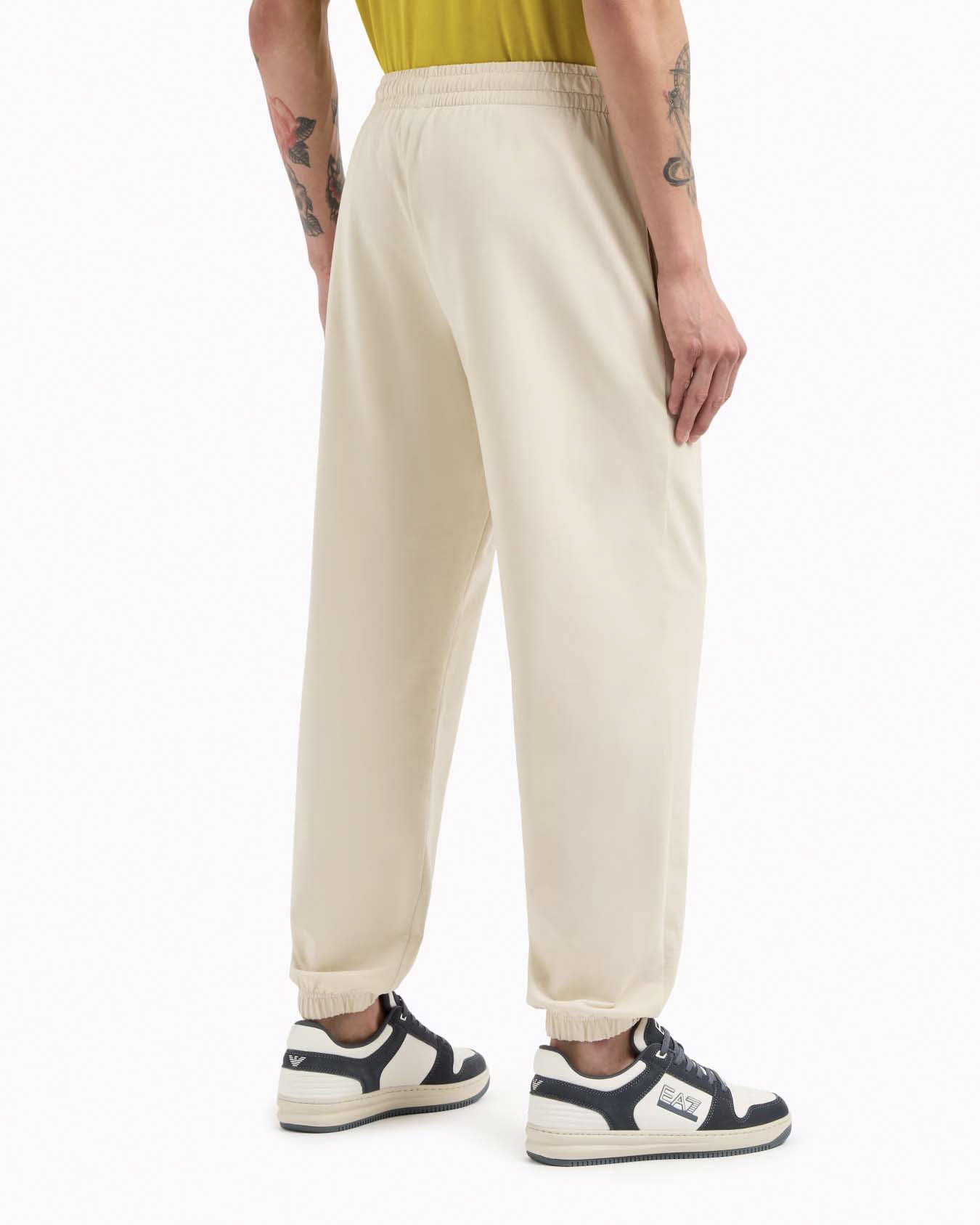 Pantalone EA7 beige in felpa con maxi logo gommato in tono sulla gamba sinistra image