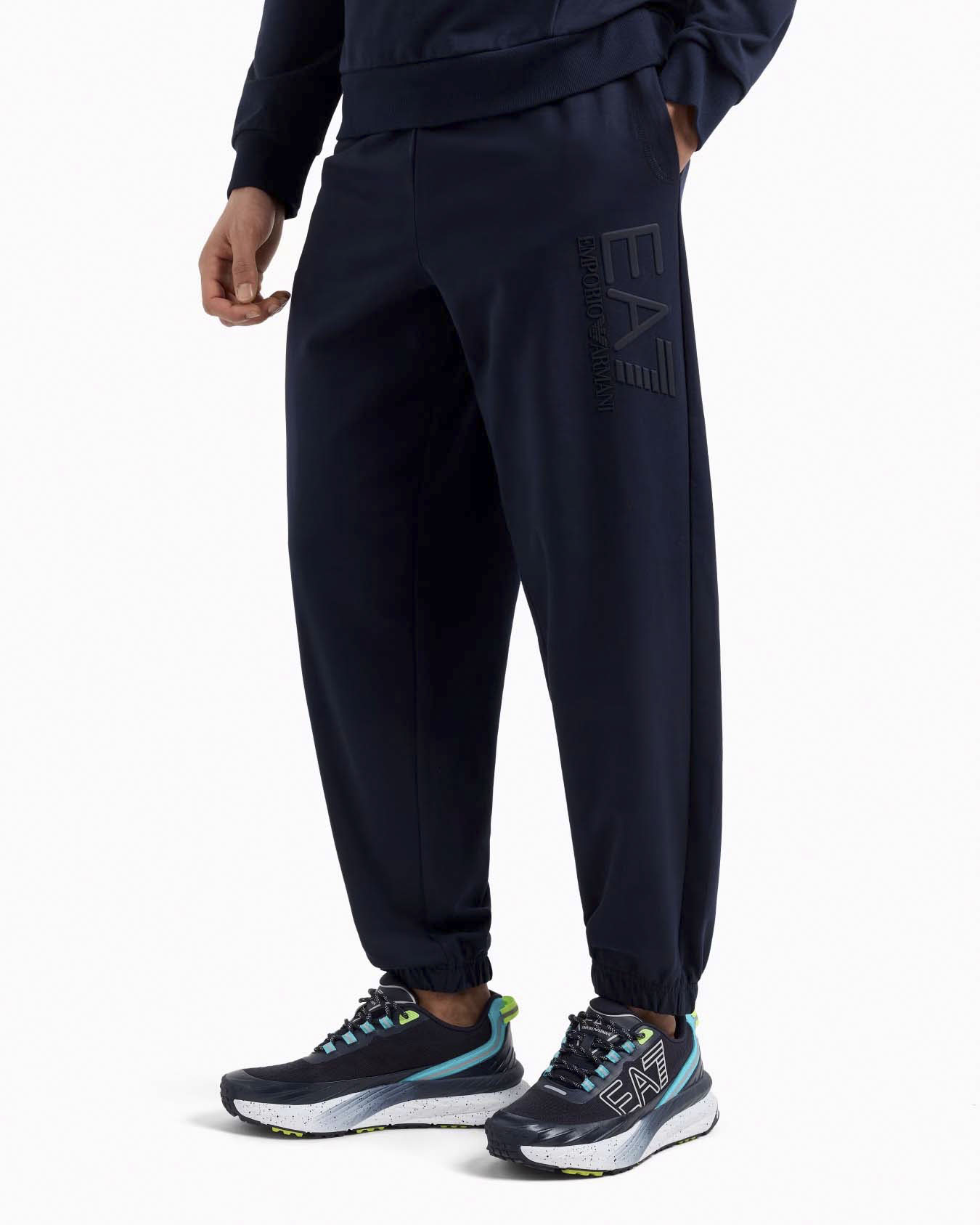 Pantalone EA7 blu in felpa con maxi logo gommato in tono sulla gamba sinistra