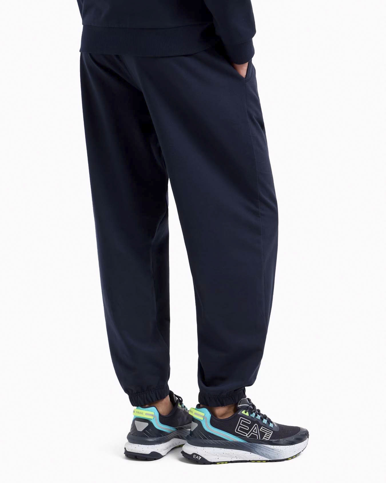 Pantalone EA7 blu in felpa con maxi logo gommato in tono sulla gamba sinistra image