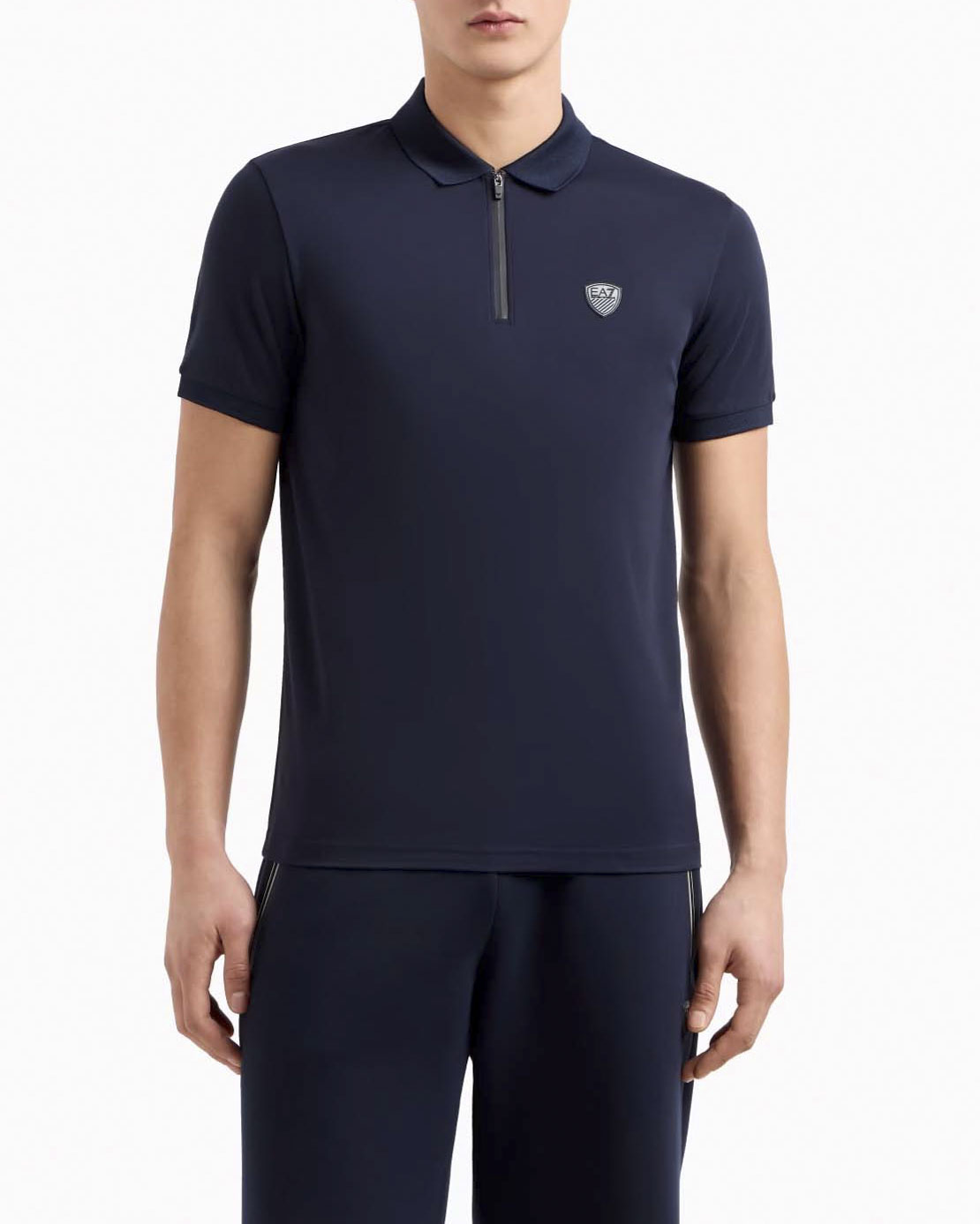 Polo blu in viscosa stretch con chiusura zip e logo scudetto sul petto