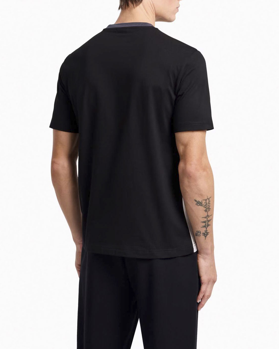 T-shirt EA7 color block antracite nera e panna in puro cotone con logo piccolo sul petto image