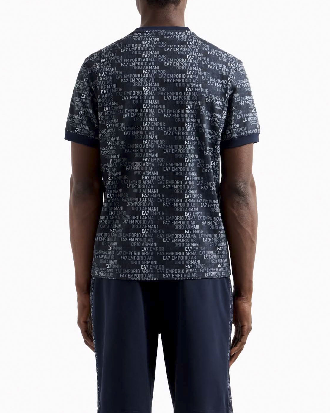 T-shirt EA7 blu in puro cotone con logo scritta all over image