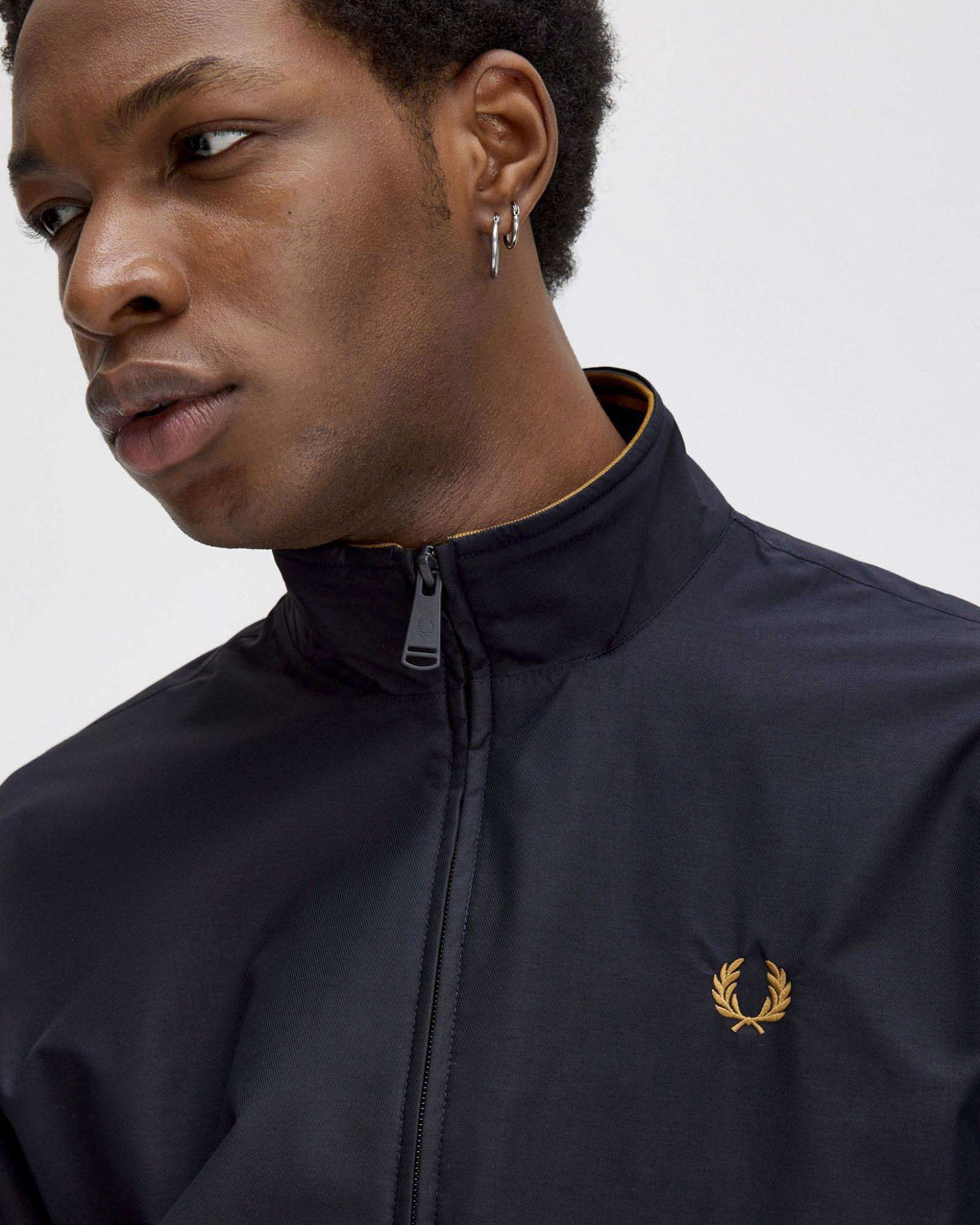 Giubbino sailor Fred Perry blu in twill con corona d'alloro color oro ricamata sul petto