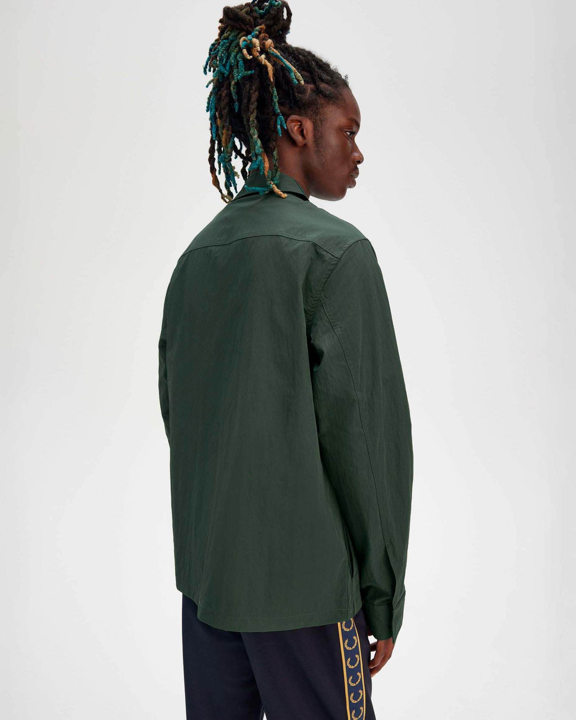 Giacca overshirt  Fred Perry verde militare in tessuto crinkle image