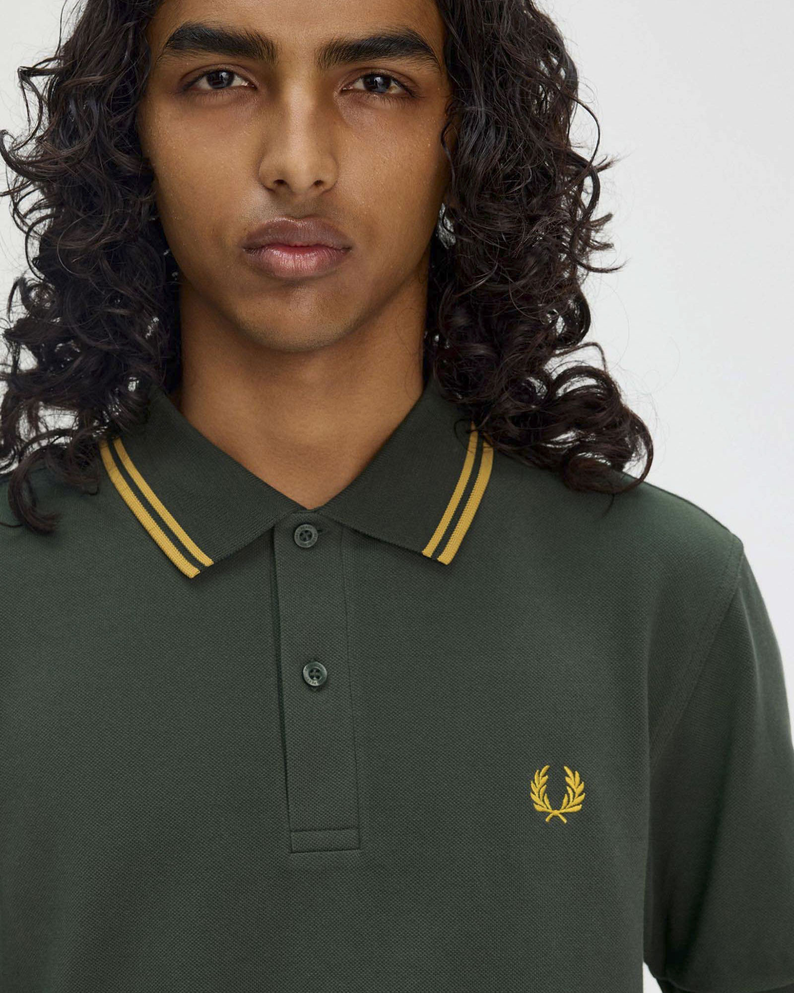 Polo mezza manica Fred Perry verde militare con bordino senape image