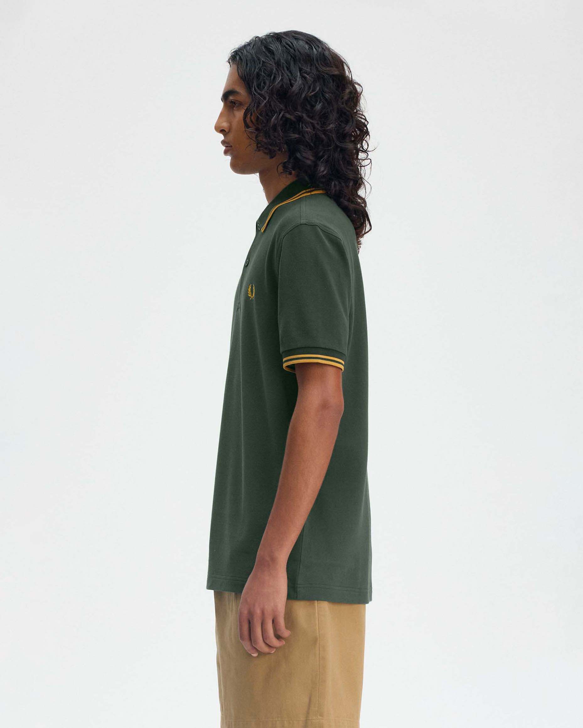 Polo mezza manica Fred Perry verde militare con bordino senape
