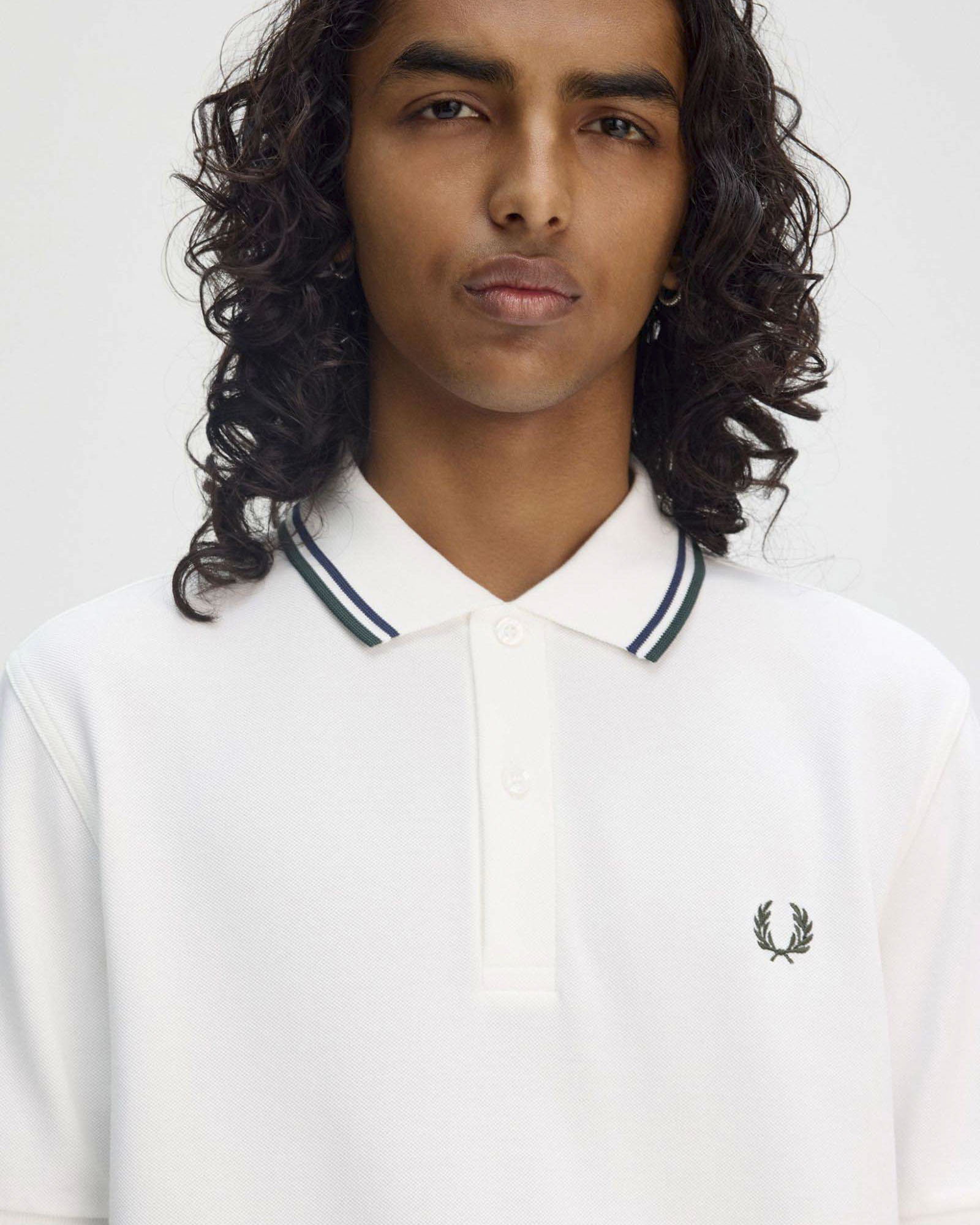 Polo mezza manica Fred Perry bianca con bordino blu e verde militare