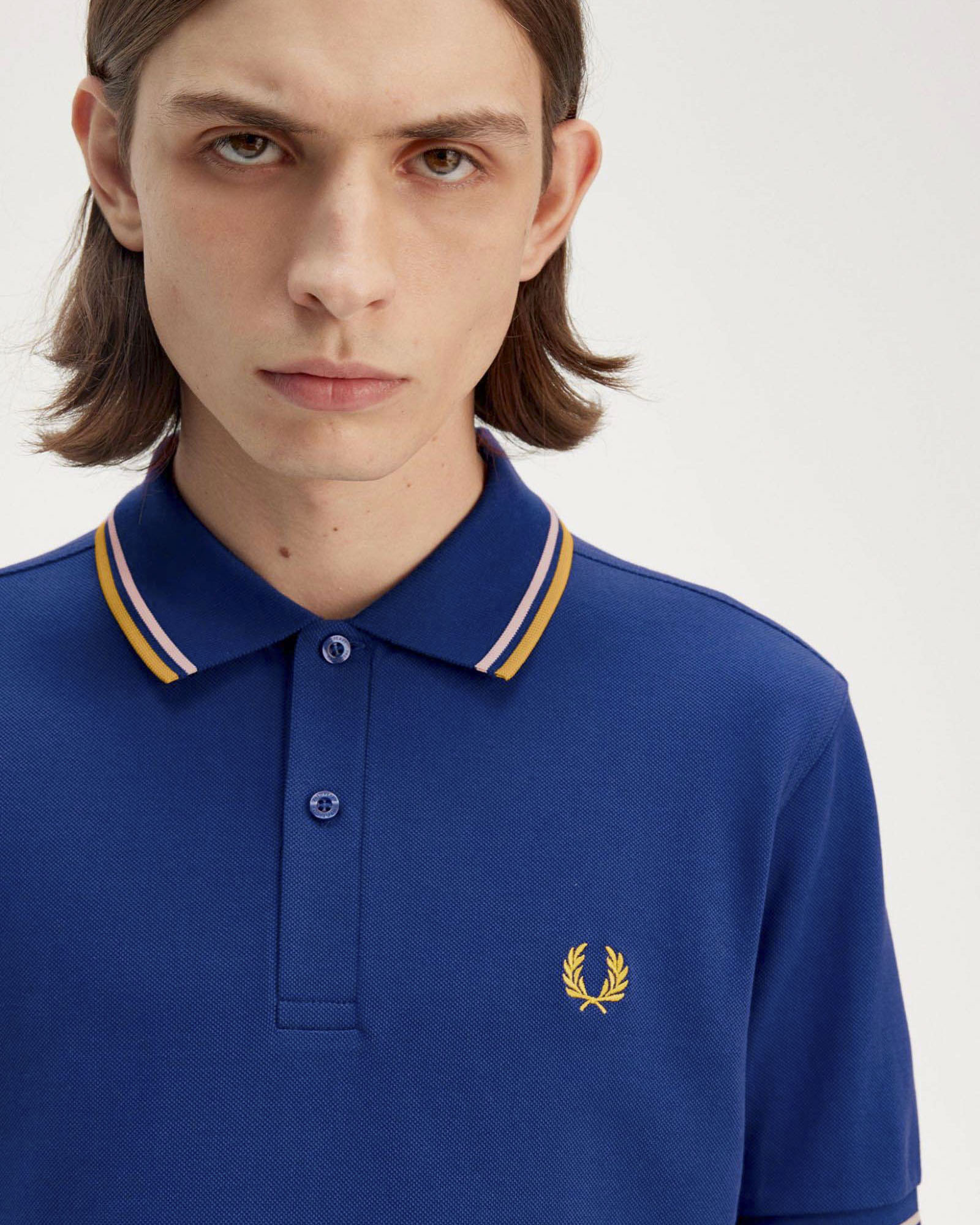 Polo mezza manica Fred Perry blu royal con bordino beige e senape