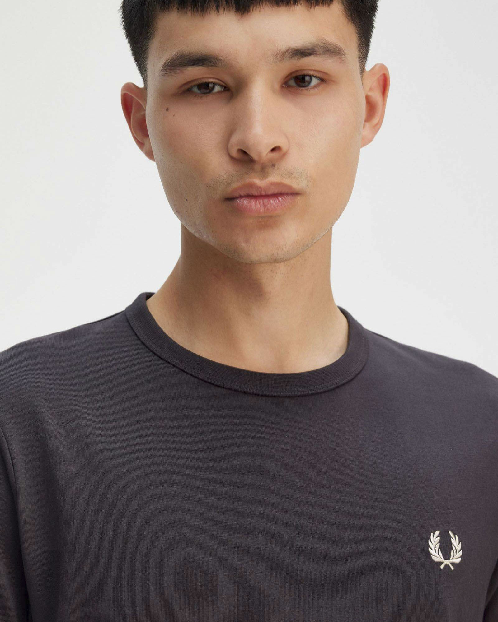 T-shirt mezza manica Fred Perry grigio antracite tinta unita image