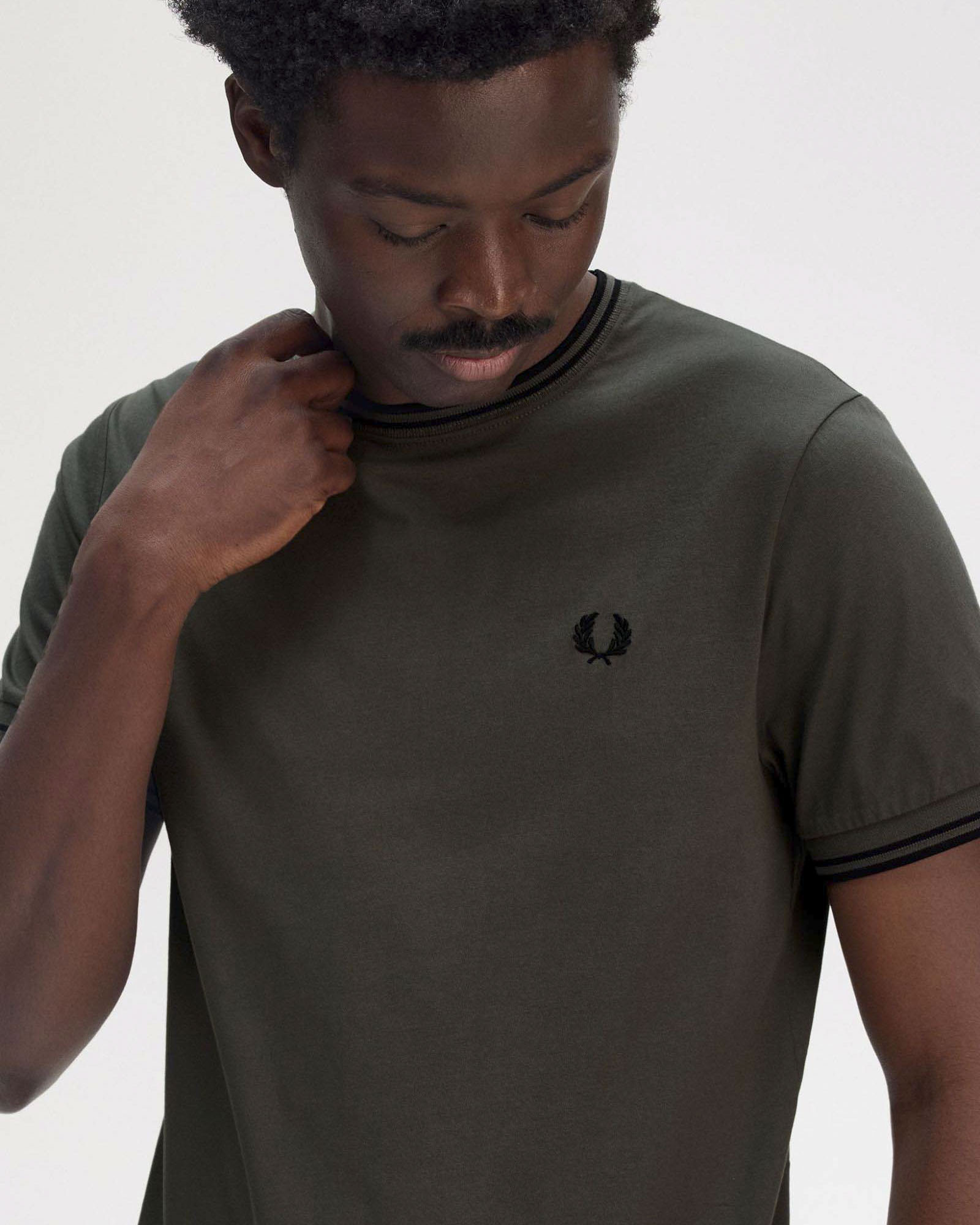 T-shirt mezza manica Fred Perry verde militare con bordino nero image
