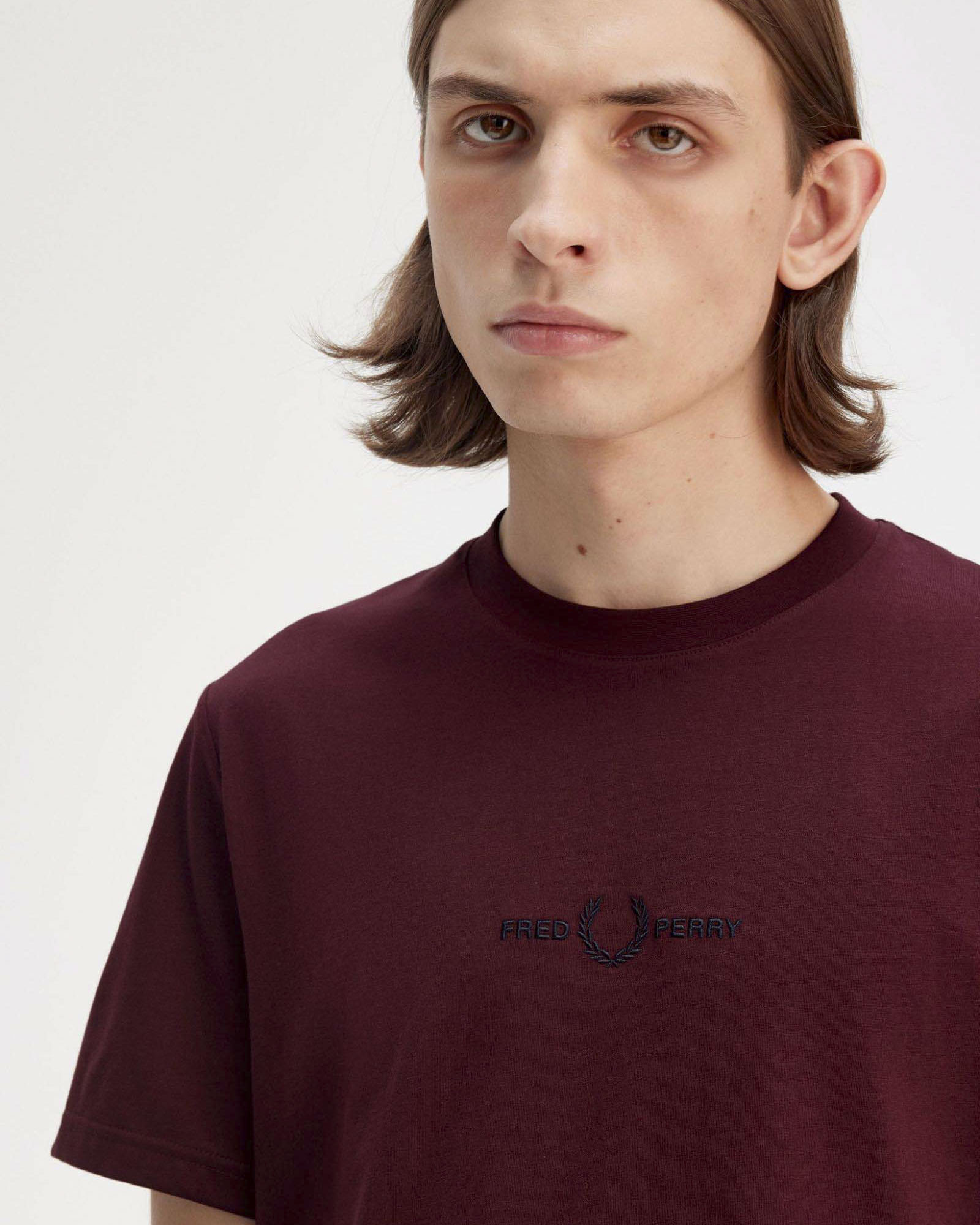 T-shirt mezza manica Fred Perry bordeaux con logo ricamato centrale sul petto image