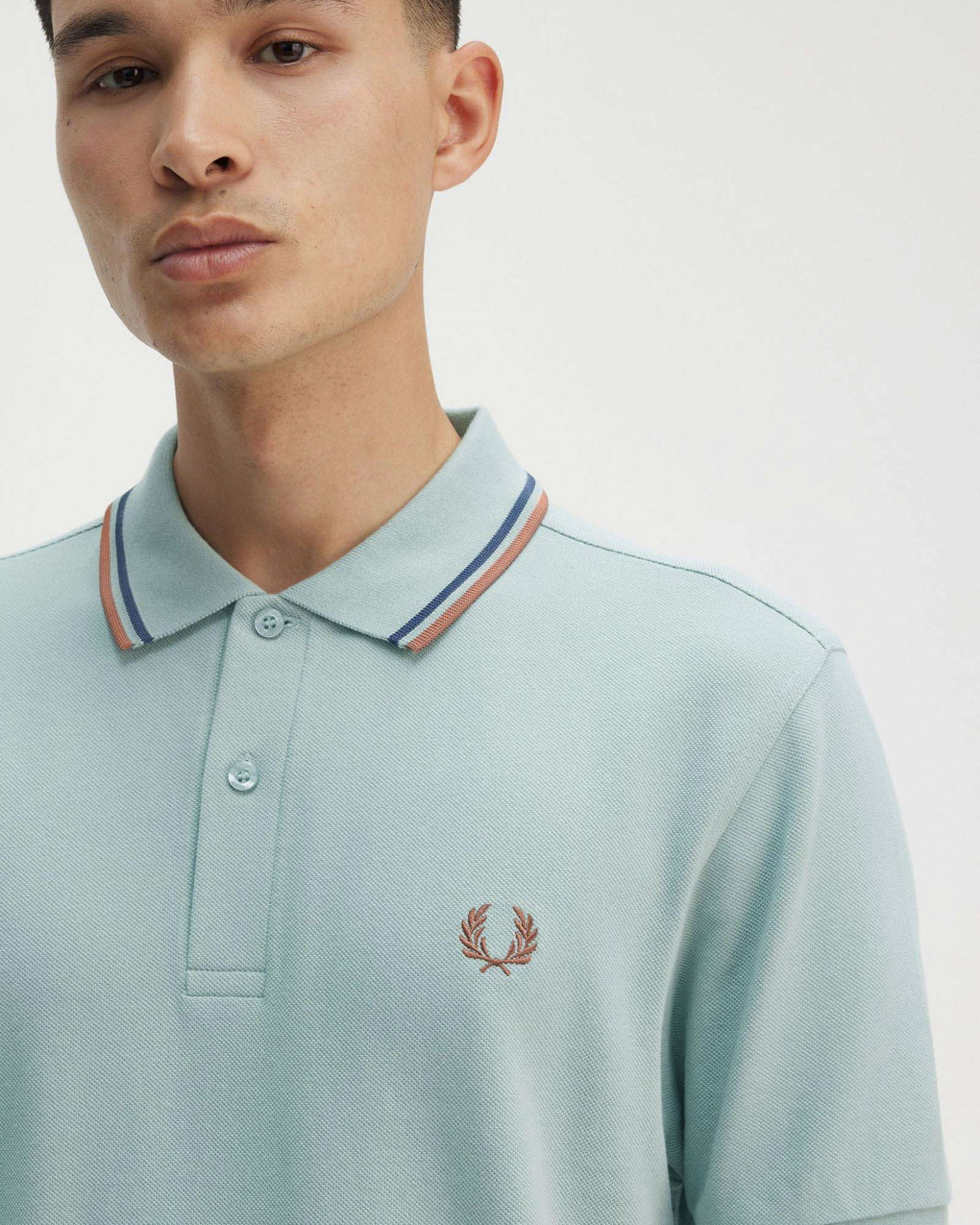 Polo mezza manica Fred Perry color acqua con bordino cammello e indaco