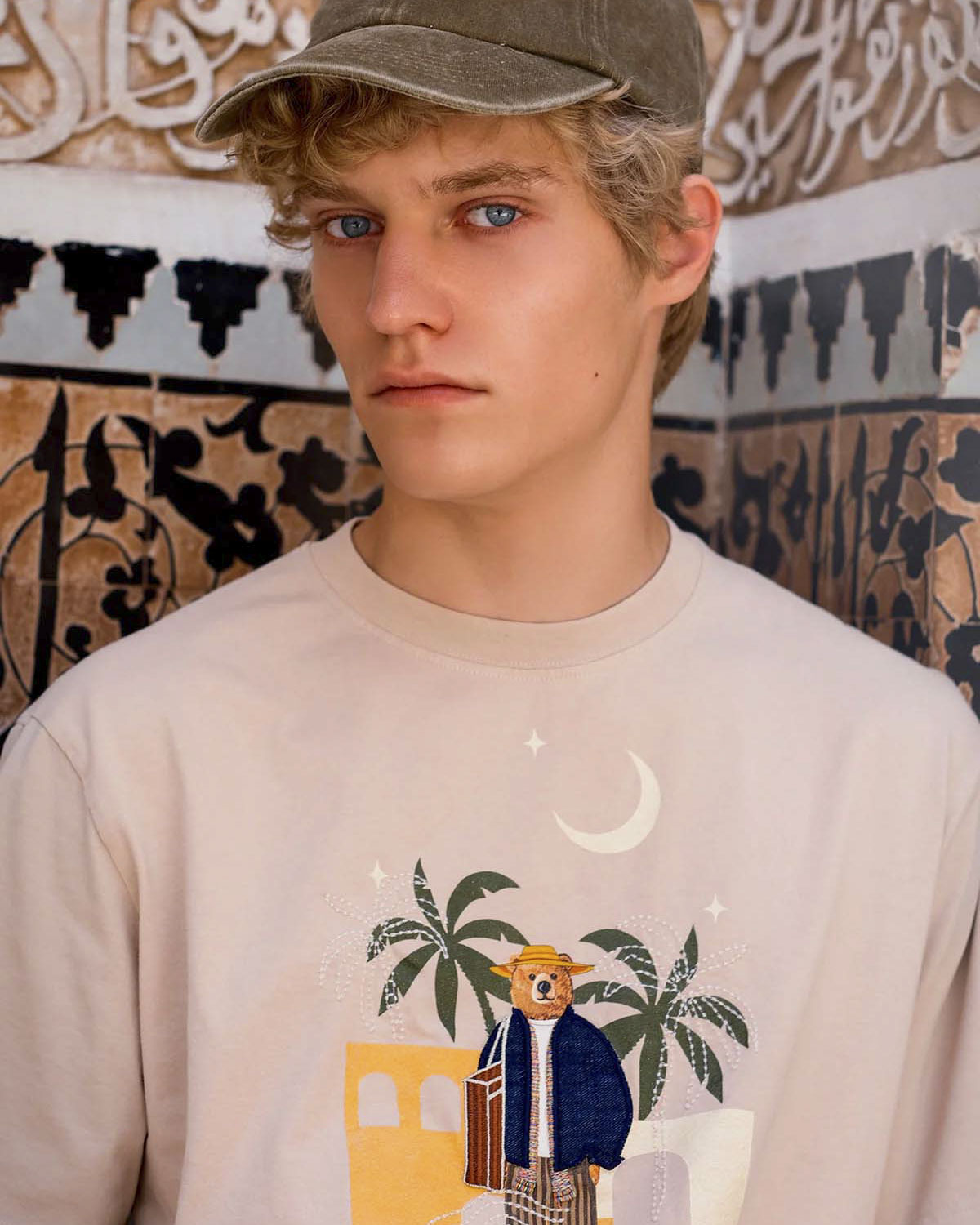 T-shirt mezza manica beige con stampa orsetto a tema Marocco