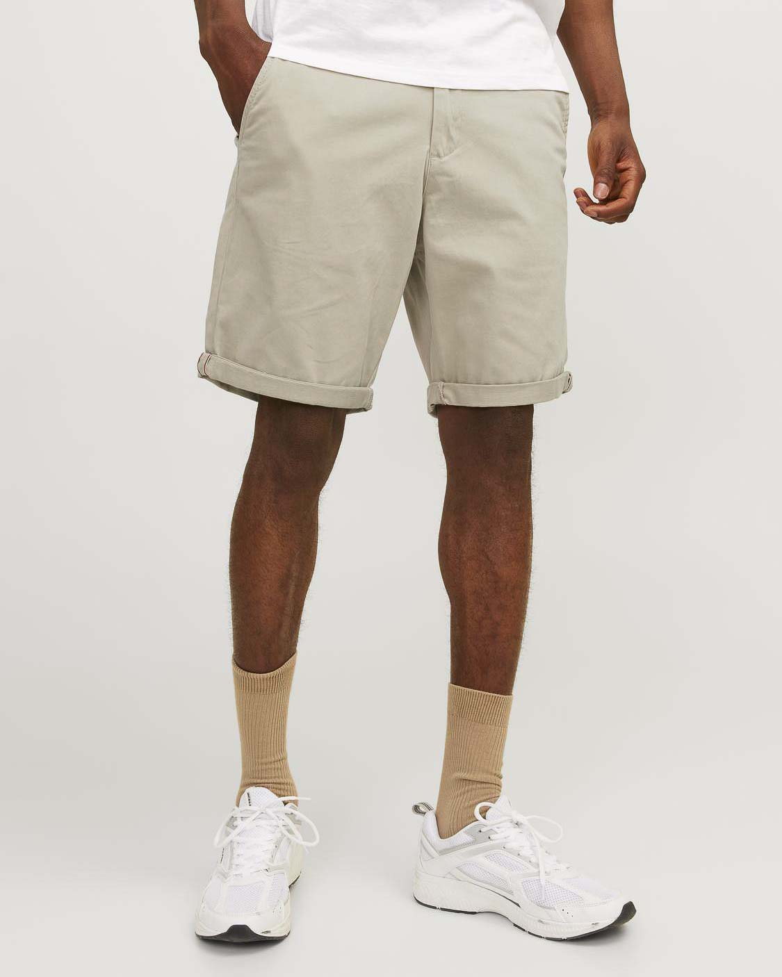 Bermuda chino Bowie Jack & Jones color sabbia in gabardina di cotone stretch con risvolto