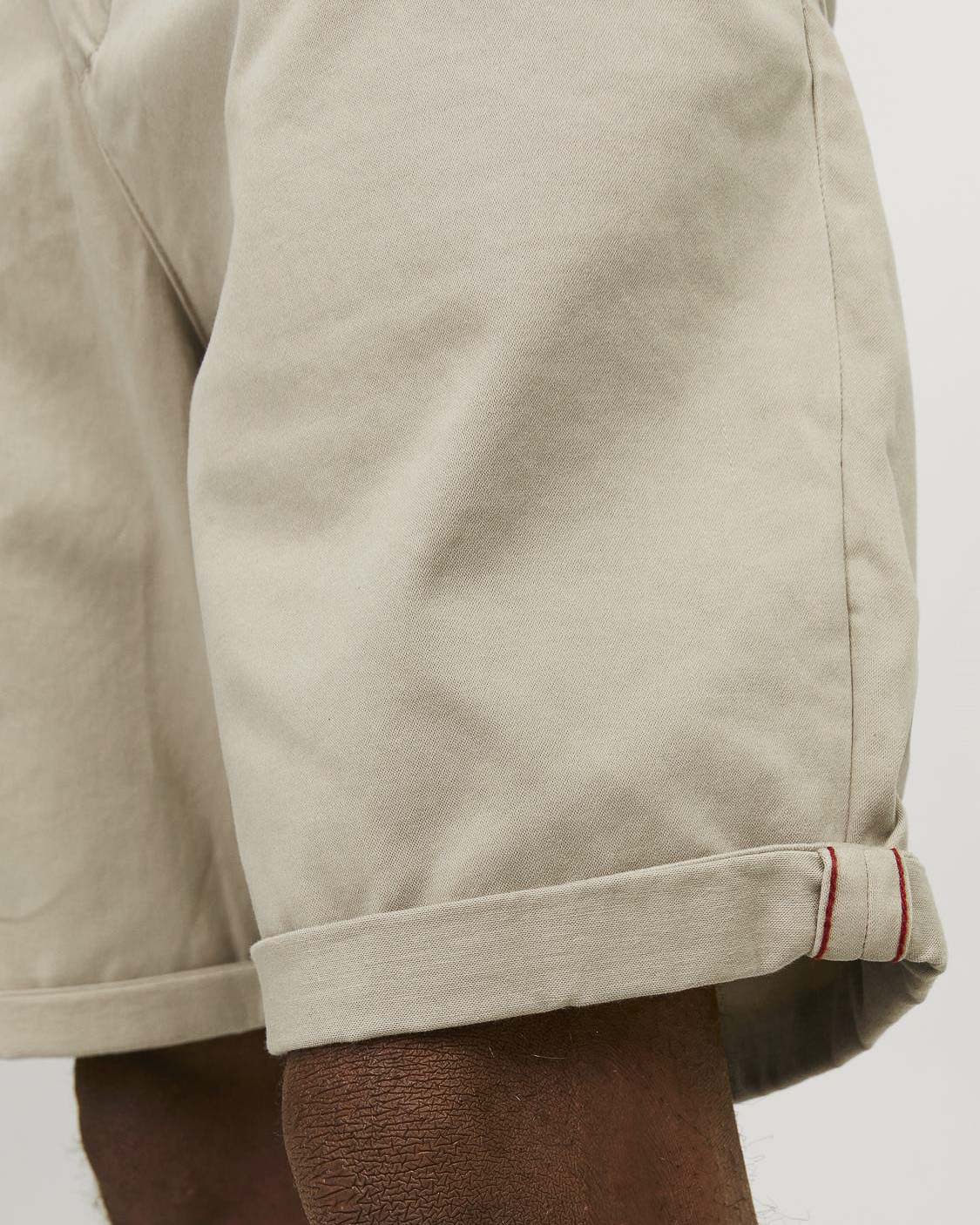 Bermuda chino Bowie Jack & Jones color sabbia in gabardina di cotone stretch con risvolto