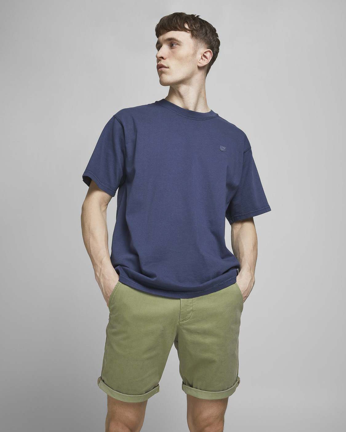 Bermuda chino Bowie Jack & Jones verde salvia in gabardina di cotone stretch con risvolto