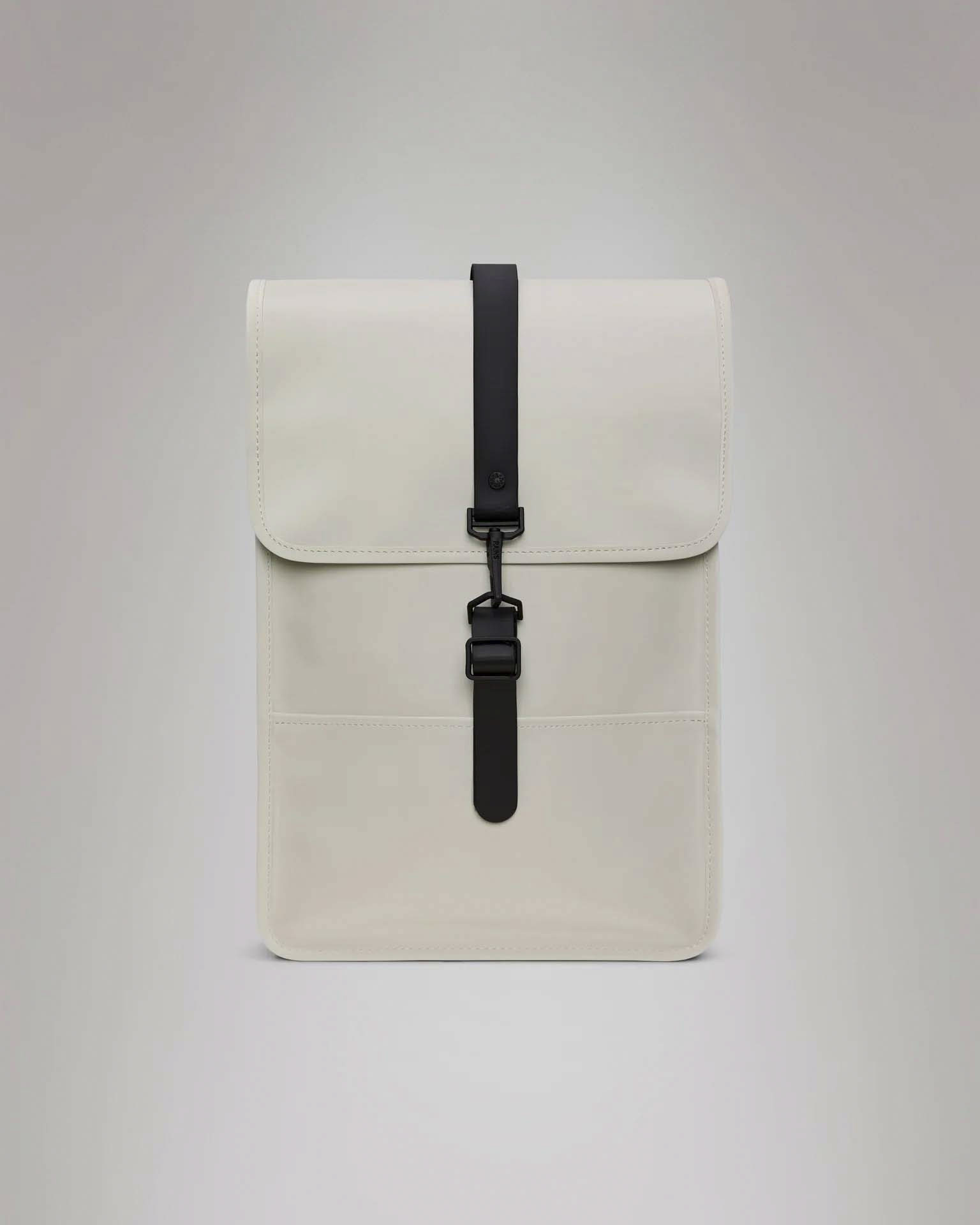 Zaino Rains Backpack Mini Rains gesso in tessuto tecnico impermeabile effetto gommato con patta