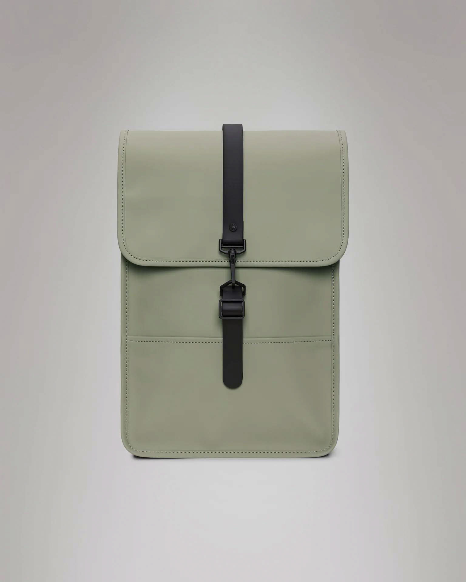 Zaino Rains Backpack Mini salvia in tessuto tecnico impermeabile effetto gommato con patta