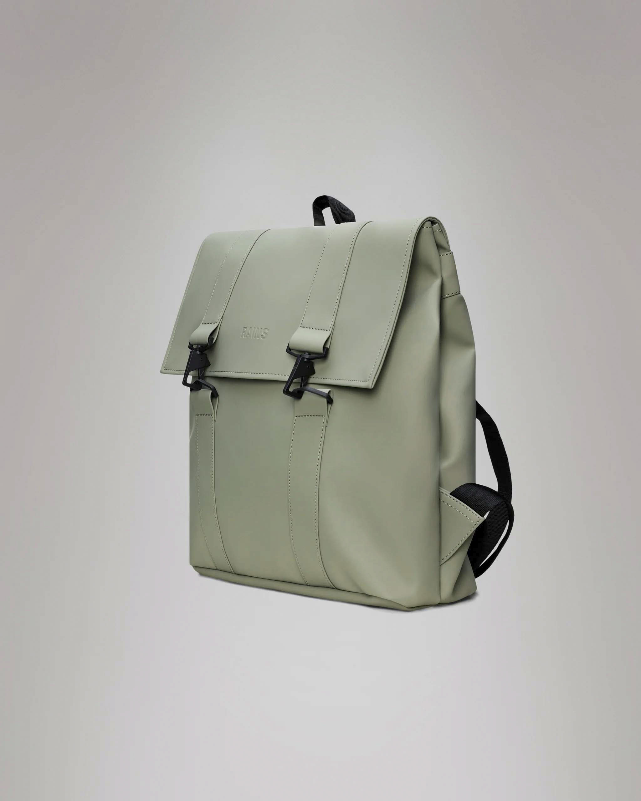 Zaino Rains Msn Bag Rains salvia in tessuto tecnico impermeabile effetto gommato con doppia chiusura a cartella con moschettoni