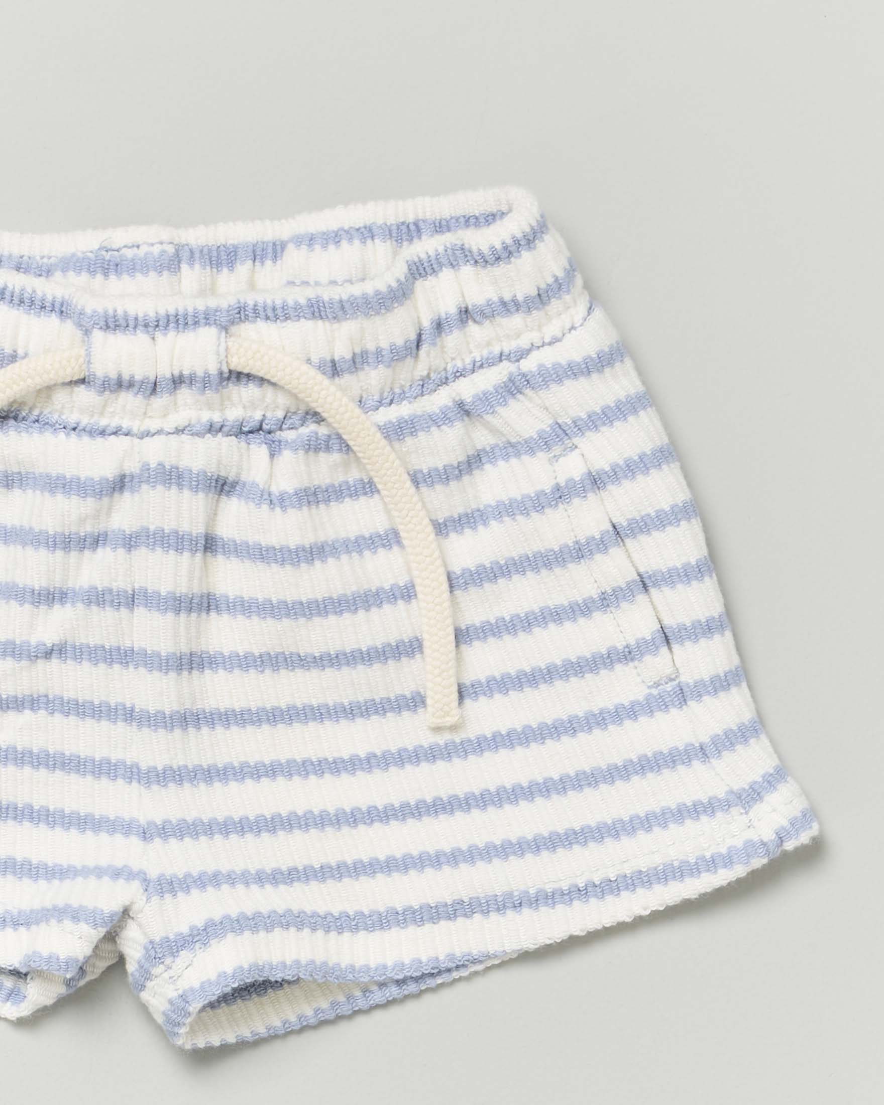Short Lil'Atelier in maglia di cotone a righe avorio e azzurre image