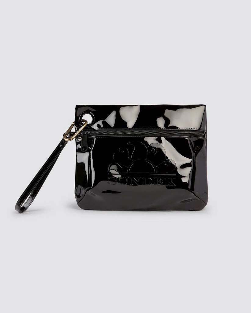 Pochette nera in materiale impermeabile lucido con patch logo in gomma e laccetto